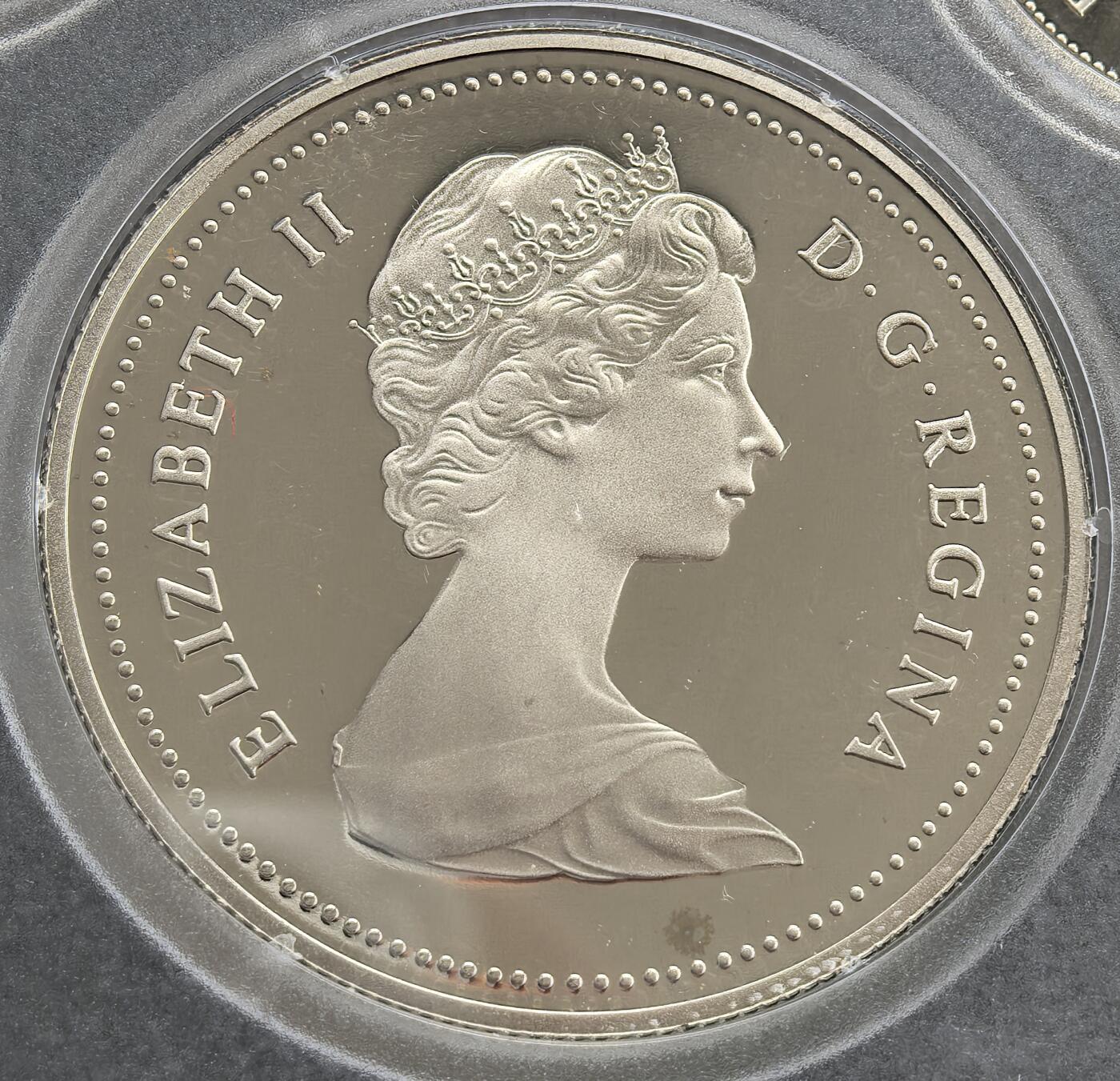 外国优质老铜币高银银币，周六九点倒数截拍，满百包邮，持续收拍 精制1981 年加拿大大1 元，正面为伊丽莎白二世头像，背面饰原住民与欧洲人共划独木舟图案，见证加拿大探索史。光泽温润，品相完好，是加拿大标志性主币，属英联邦货币收藏精品，兼具历史与收藏价值。