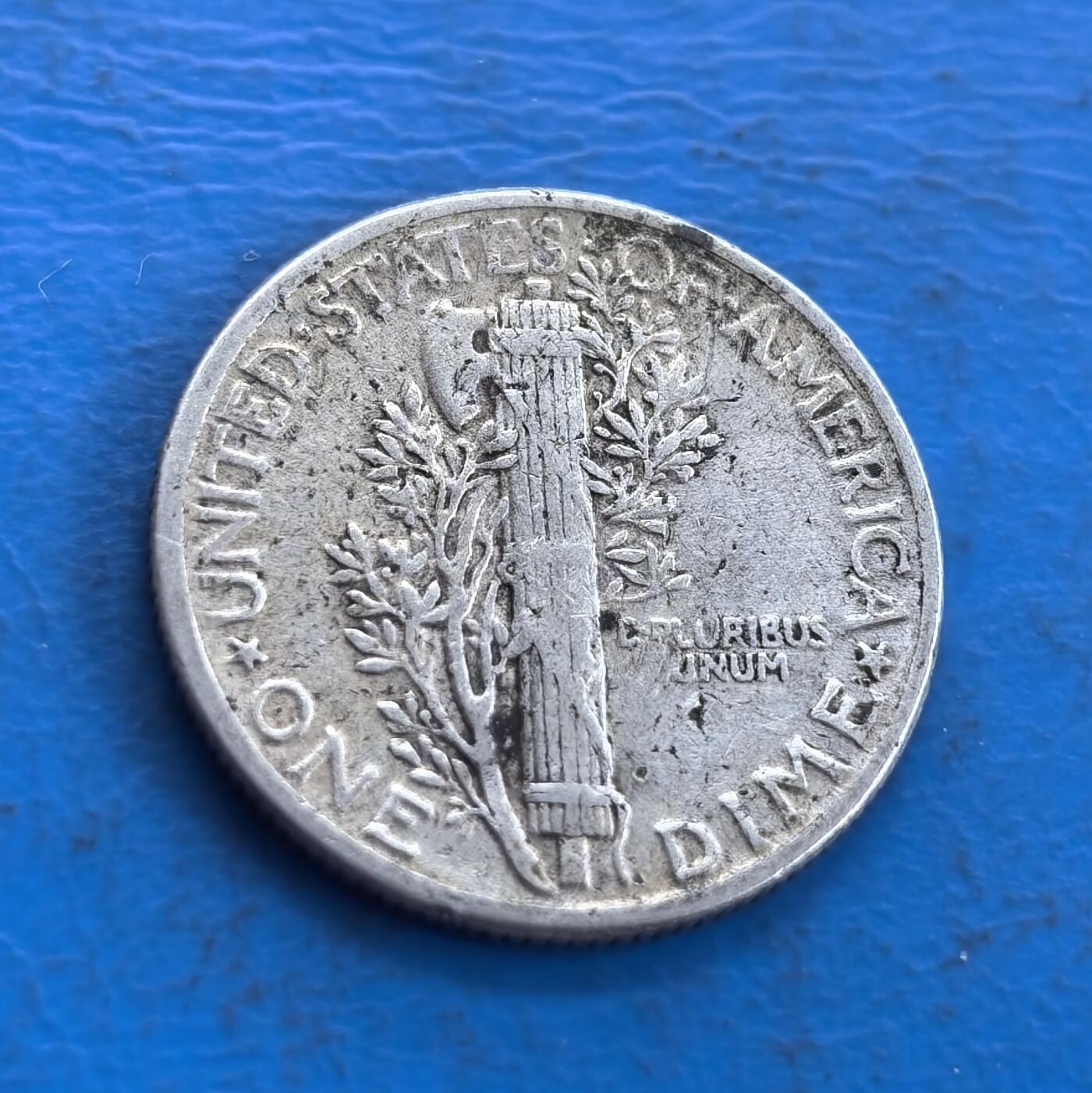 外国优质老铜币高银银币，周六九点倒数截拍，满百包邮，持续收拍 美国1944 年墨丘利 10 美分银币，正面带翼自由女神头像雕刻细腻，翅膀纹理与面部轮廓传神，铭文、年份清晰；背面束棒配橄榄枝，国名、面值及格言环绕，纹饰对称精致，银质包浆温润，尽显美式钱币的经典工艺与美学