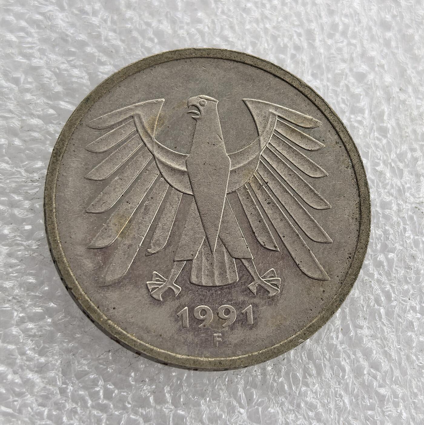 外国优质老铜币高银银币，周六九点倒数截拍，满百包邮，持续收拍 西德1991 年 5 马克镍币，正面铸面值与联邦德国国名，背面饰经典联邦鹰图案并带 F 版标识。1991 年为两德统一后首年，设计简约大气，品相完整，见证德国统一历史，是欧洲货币收藏的精品，历史与收藏价值兼具。