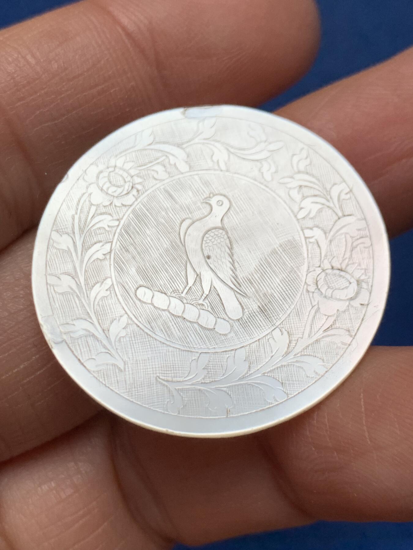 《竞宝斋》第462场 周日，周一，2场连拍 （全场包邮）欢迎送拍 英国回流 清螺钿贝母筹码或代币。手工精雕，图样中西合璧，莹光宝气，大片圆形款。