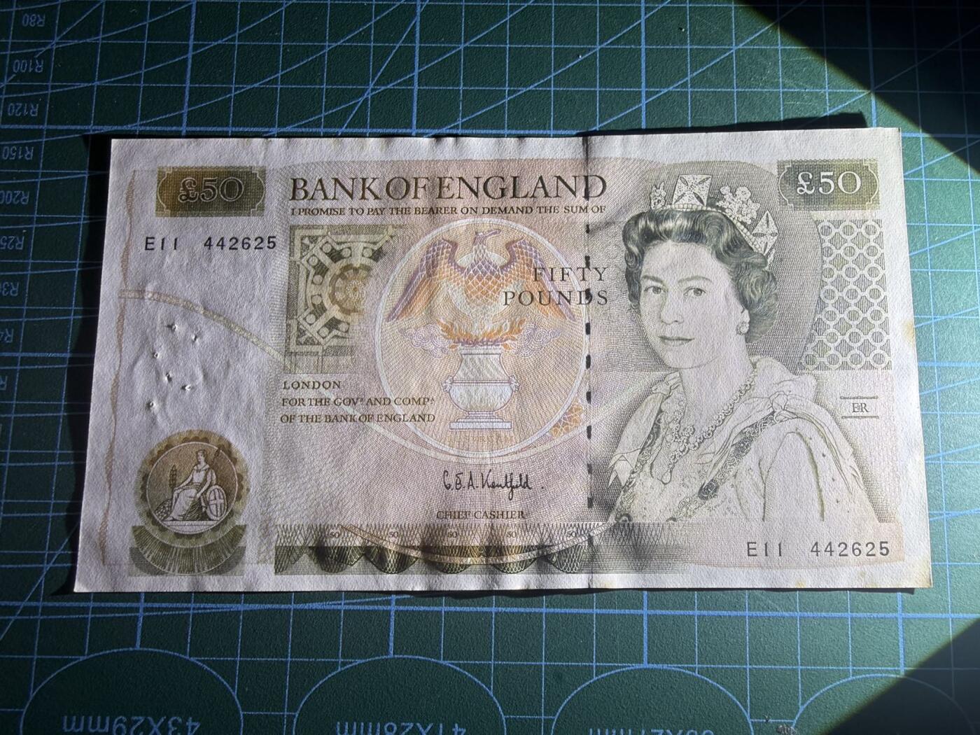 【炜奕收藏】，第五十八期，英属第三场 英国D序列50镑，品相如图，版面无折有针孔和黄斑