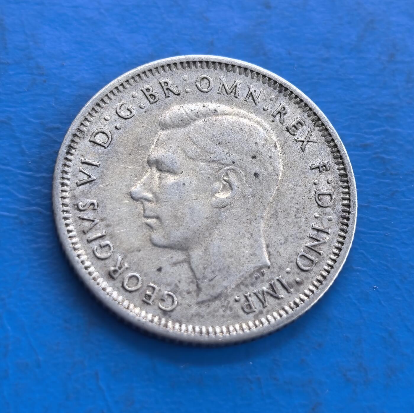 外国优质老铜币高银银币，周六九点倒数截拍，满百包邮，持续收拍 澳大利亚1943年1先令银币，正面为乔治六世国王侧面像，铭文彰显其君主身份；背面是澳洲原住民风格的蛇形图腾，搭配星纹与纪年，兼具英国殖民印记与本土文化特色，是二战时期澳大利亚货币的典型代表。