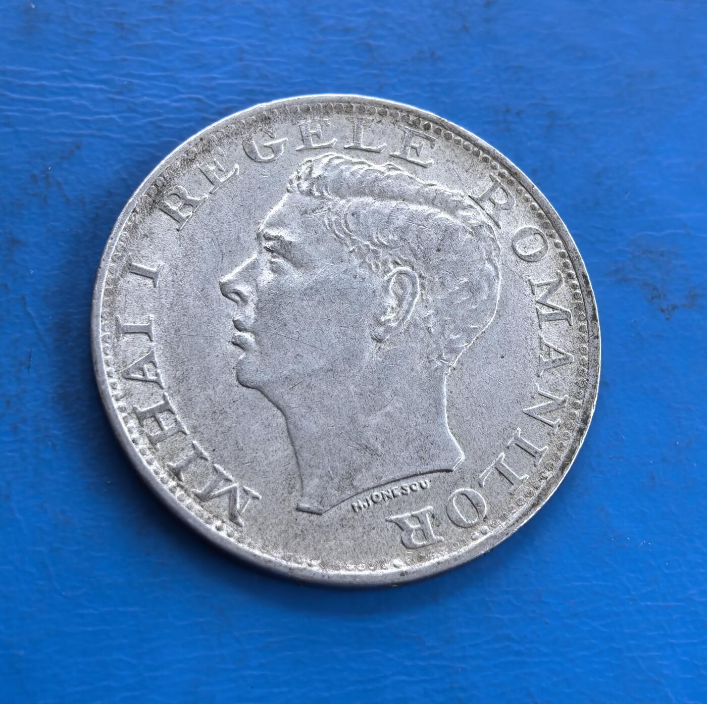 外国优质老铜币高银银币，周六九点倒数截拍，满百包邮，持续收拍 罗马尼亚1944 年 500 列伊银币，正面米哈伊一世头像雕刻细腻，轮廓清晰，铭文环绕；背面国徽繁复精美，皇冠、雄狮与盾徽层次分明，年份与面值规整，银质包浆温润，纹饰与文字融合尽显东欧钱币艺术魅力。