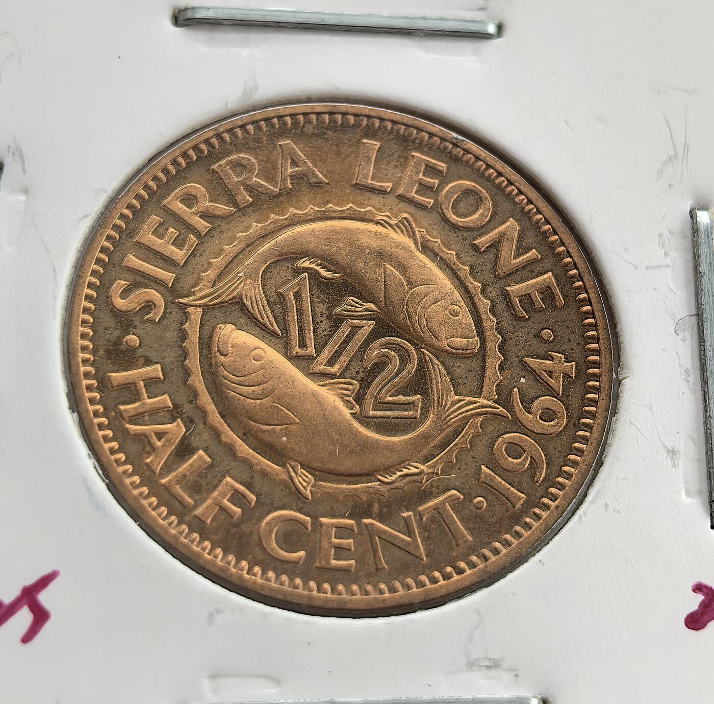 外国优质老铜币高银银币，周六九点倒数截拍，满百包邮，持续收拍 少见精制1964 年塞拉利昂 1/2 分铜币，正面双鱼环绕面值，象征渔业立国；背面铸开国领袖马尔盖爵士头像与 “团结・自由・正义”，设计寓意深刻。铜质包浆温润，品相完好，是非洲独立初期货币收藏的特色精品，历史与收藏价值兼具。
