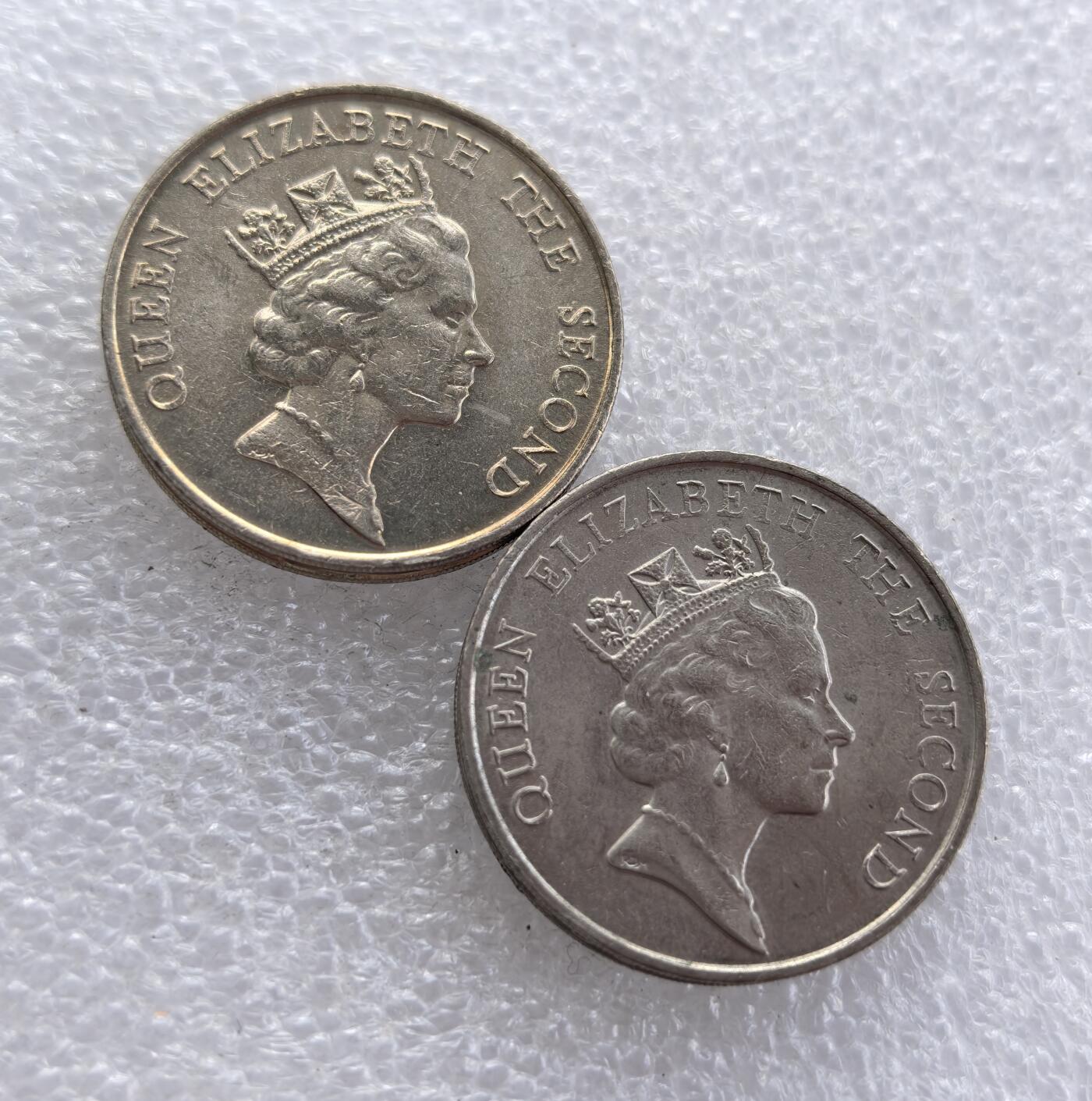 外国优质老铜币高银银币，周六九点倒数截拍，满百包邮，持续收拍 1985 年香港伍圆2枚，正面为伊丽莎白二世头像，标注 “QUEEN ELIZABETH THE SECOND”；背面铸 “伍圆”“HONG KONG”、面值 “5” 及年份，属香港回归前英属时期流通辅币，是香港钱币收藏的经典品种。