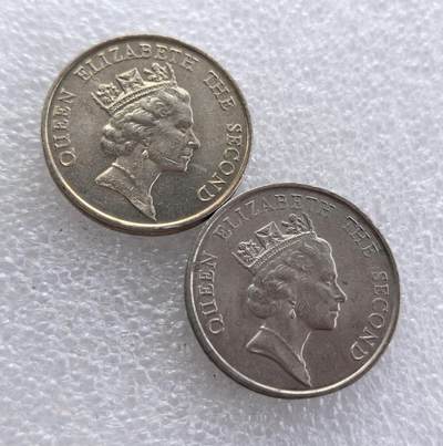 外国优质老铜币高银银币，周六九点倒数截拍，满百包邮，持续收拍 - 1985 年香港伍圆2枚，正面为伊丽莎白二世头像，标注 “QUEEN ELIZABETH THE SECOND”；背面铸 “伍圆”“HONG KONG”、面值 “5” 及年份，属香港回归前英属时期流通辅币，是香港钱币收藏的经典品种。