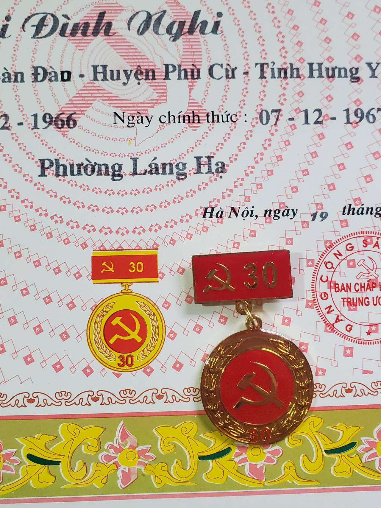 韵星假日拍卖第三十八期 -- Rimey Holidays Auction 38 越南社会主义共和国裴廷宜（和上一组夫妻）光荣在党30年奖章带原证书 实发少见 奖章带厂标