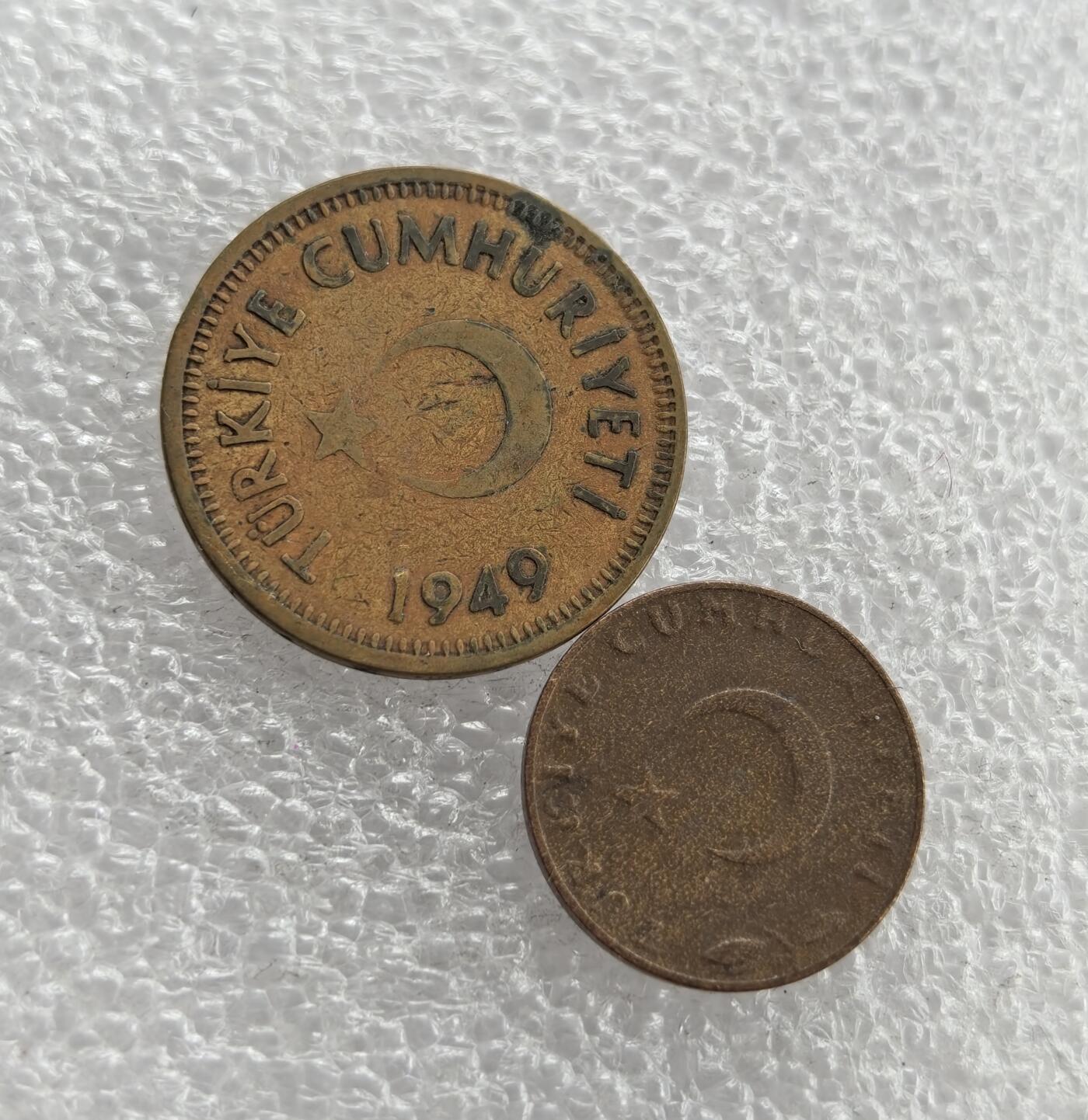 外国优质老铜币高银银币，周六九点倒数截拍，满百包邮，持续收拍 土耳其 1949 年 25 库鲁（黄铜）+1958 年 5 库鲁（铜币）套装，正面星月国徽配国名，背面分别为麦穗、橡树叶图案，设计简洁。年份跨度近 10 年，材质与图案各有特色，包浆自然、品相完整，是中东货币收藏入门佳选，成套收藏价值更高。