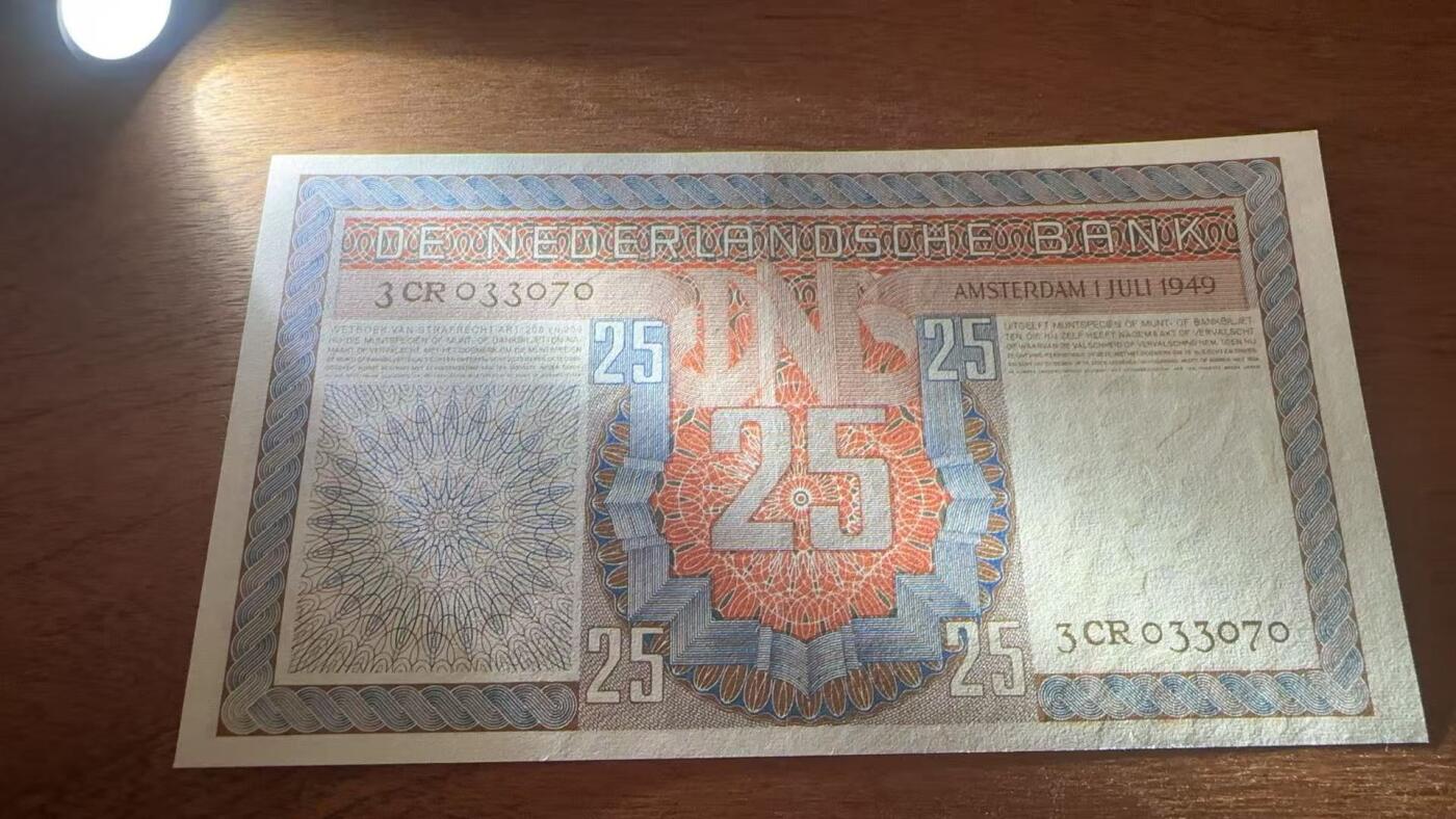 徐霞客拍卖首拍 荷兰	P-84 1949年25盾	AU+ 3CR033070 纸币正面的男性形象是荷兰“航海精神”的象征，代表着荷兰17世纪“黄金时代”的航海与贸易辉煌。承载着荷兰民众在战后艰难岁月里的希望与韧性，是一代人的集体记忆，这种历史情感赋予了纸币超越货币本身的收藏意义，这版1949年25盾是荷兰盾收藏序列中的“开门品种”，对资深藏家具有极高的吸引力。				