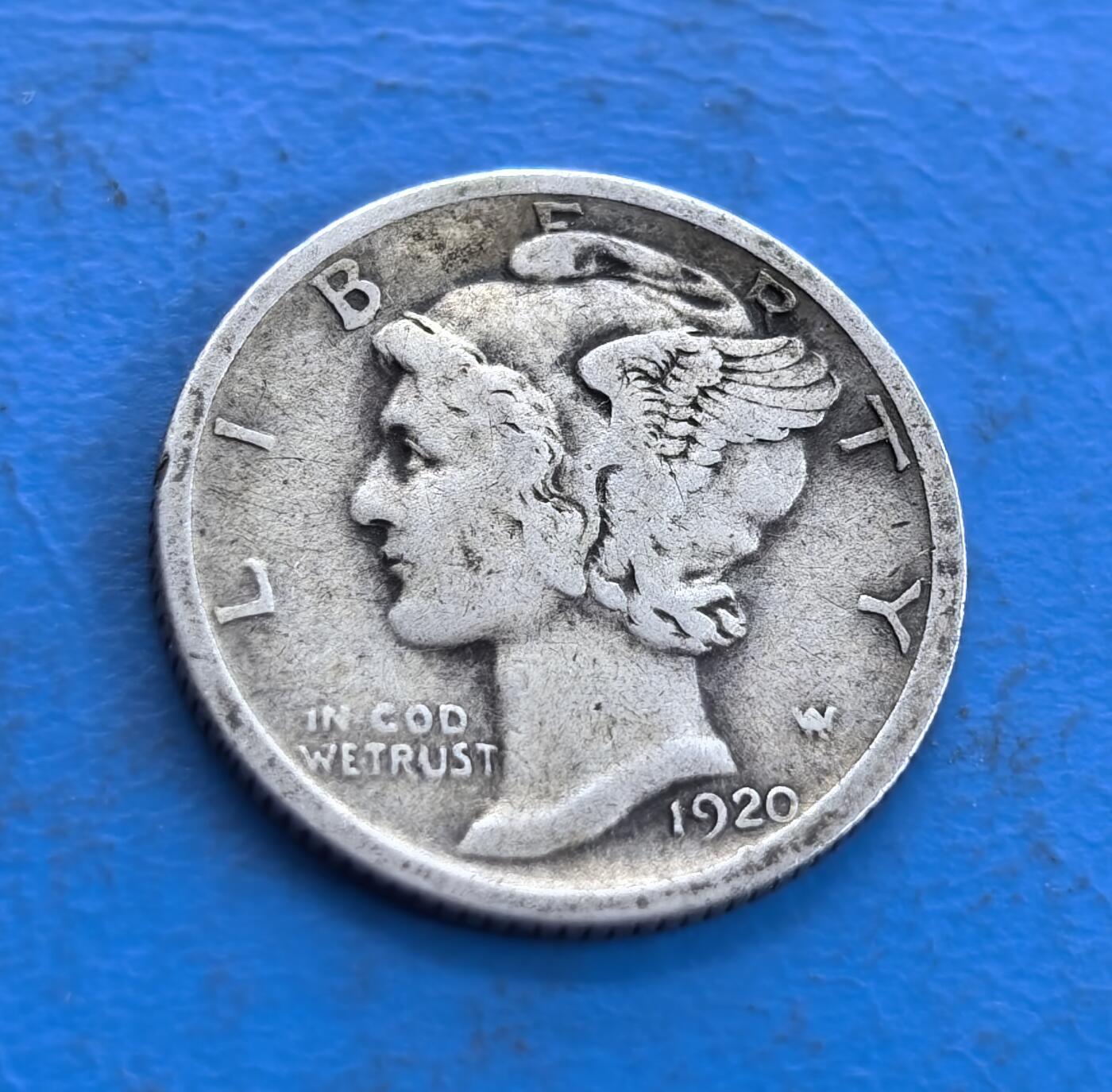 外国优质老铜币高银银币，周六九点倒数截拍，满百包邮，持续收拍 美国1920年墨丘利 10 美分银币，正面带翼自由女神头像雕刻细腻，翅膀纹理与面部轮廓传神，铭文、年份清晰；背面束棒配橄榄枝，国名、面值及格言环绕，纹饰对称精致，银质包浆温润，尽显美式钱币的经典工艺与美学