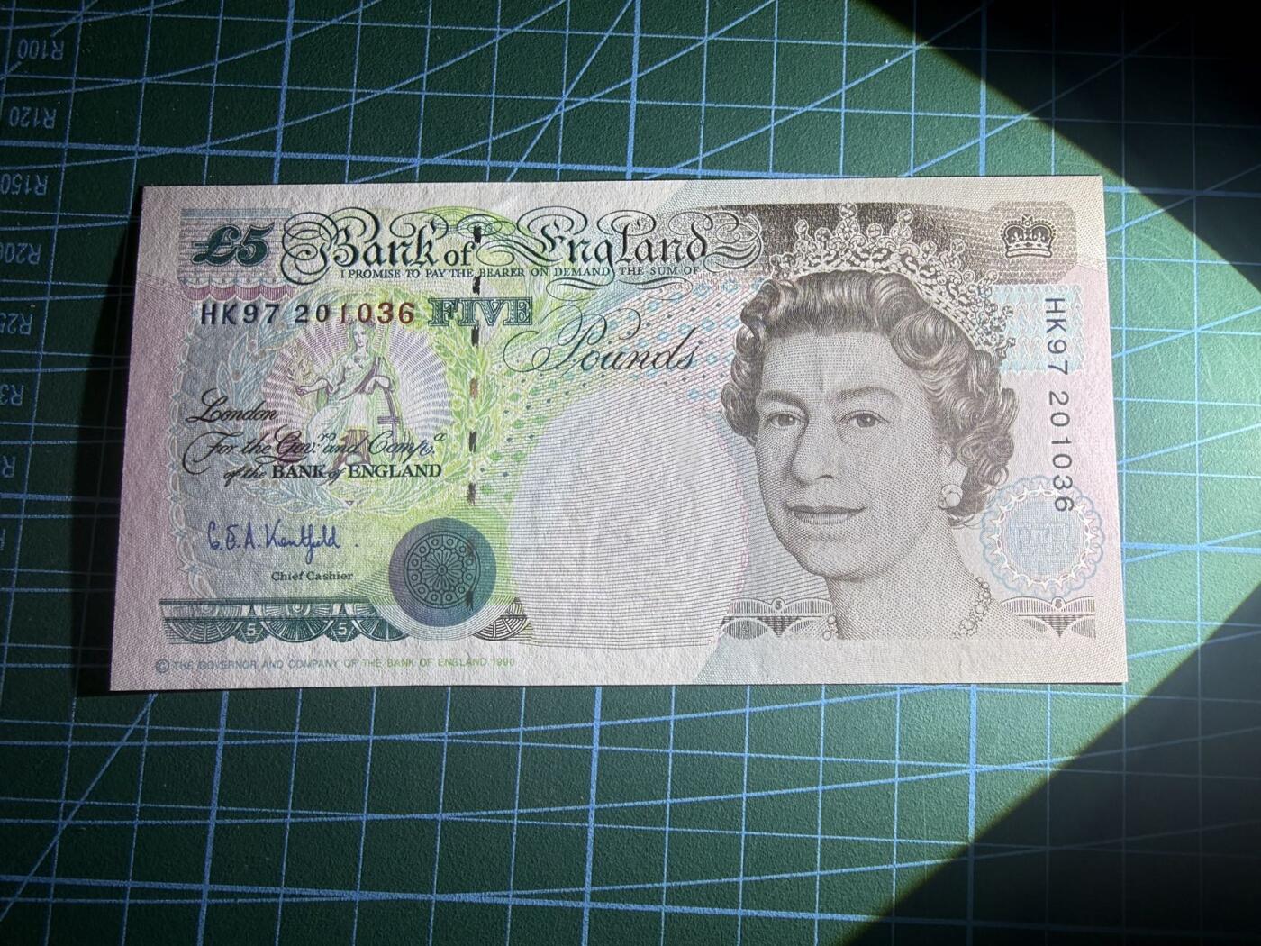 【炜奕收藏】，第五十八期，英属第三场 英国E序列初版5镑，UNC品相，HK97纪念冠，号码无47