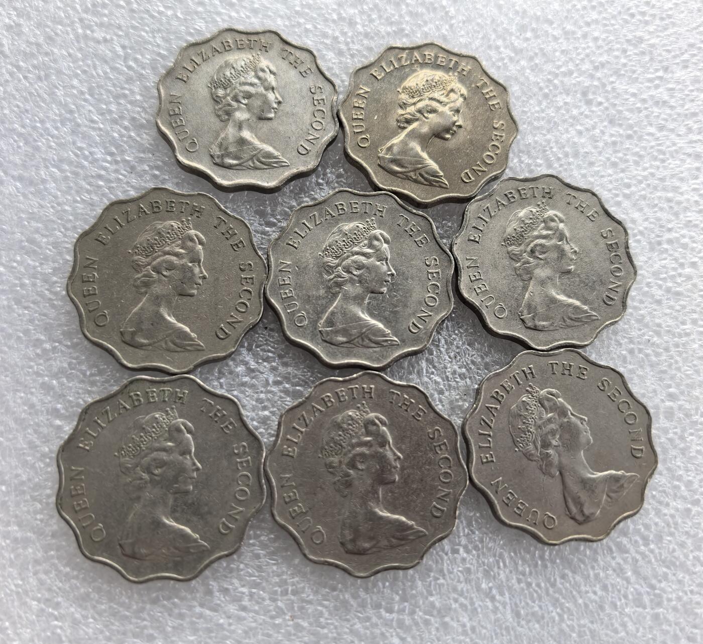 外国优质老铜币高银银币，周六九点倒数截拍，满百包邮，持续收拍 1984 年香港发行的贰圆8枚，采用十二边形独特形制。正面为伊丽莎白二世头像，标注 “QUEEN ELIZABETH THE SECOND”；背面铸香港狮徽、“贰圆”“HONG KONG” 及年份，属香港回归前英属时期流通辅币，是香港钱币收藏的经典品种。