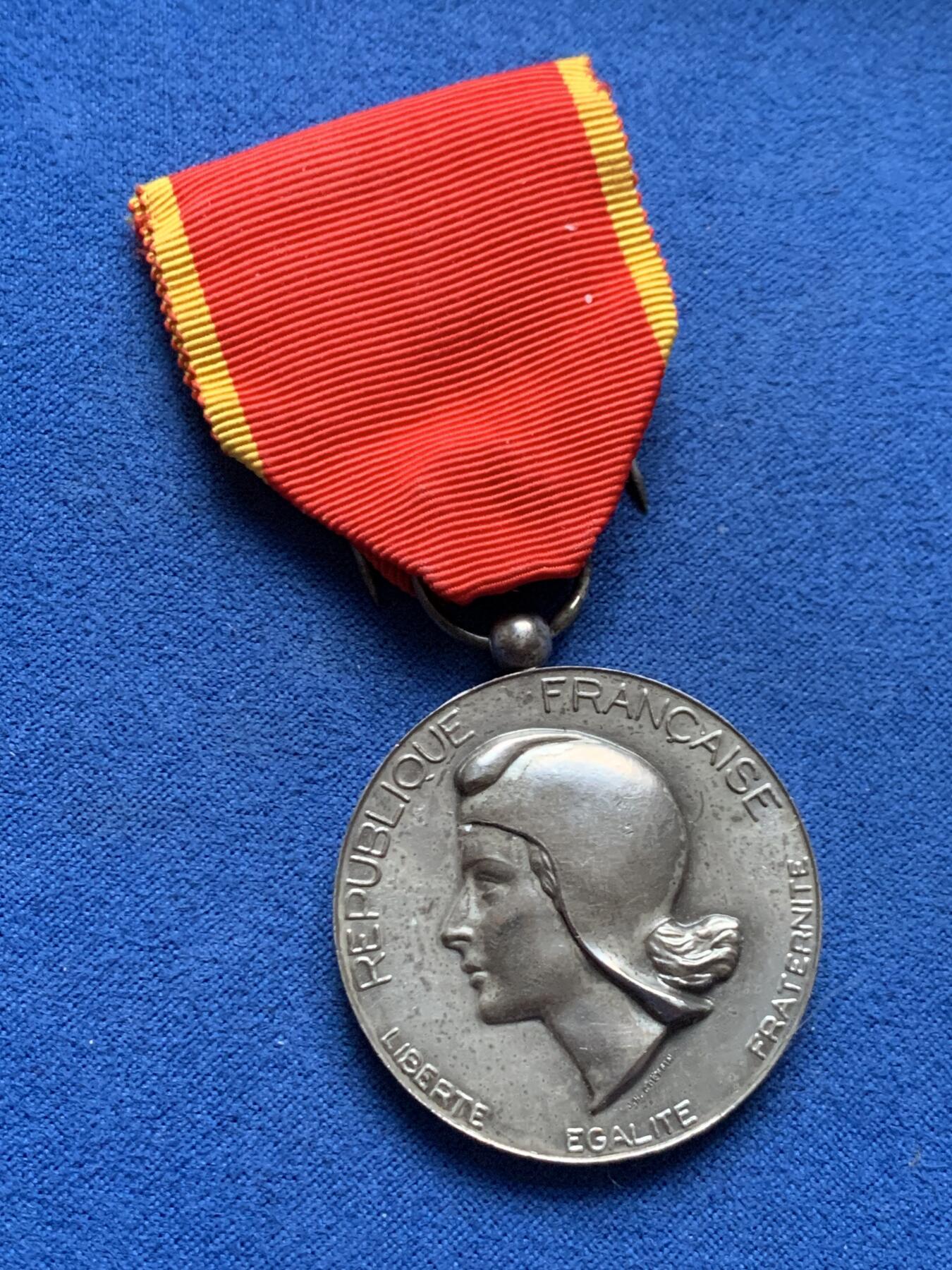 《竞宝斋》第462场 周日，周一，2场连拍 （全场包邮）欢迎送拍 法国东部工业协会银章 有银标 实发带刻名 带银标 总重约30.8g