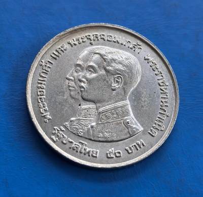 外国优质老铜币高银银币，周六九点倒数截拍，满百包邮，持续收拍 - 泰国1974年国家博物馆百年50株纪念银币25克，正面是拉玛八世与拉玛九世双王侧面像，展现王室传承；背面以佛塔、法轮与花环构成，融合佛教元素与纪念主题，兼具历史纪念意义与泰式艺术美感。