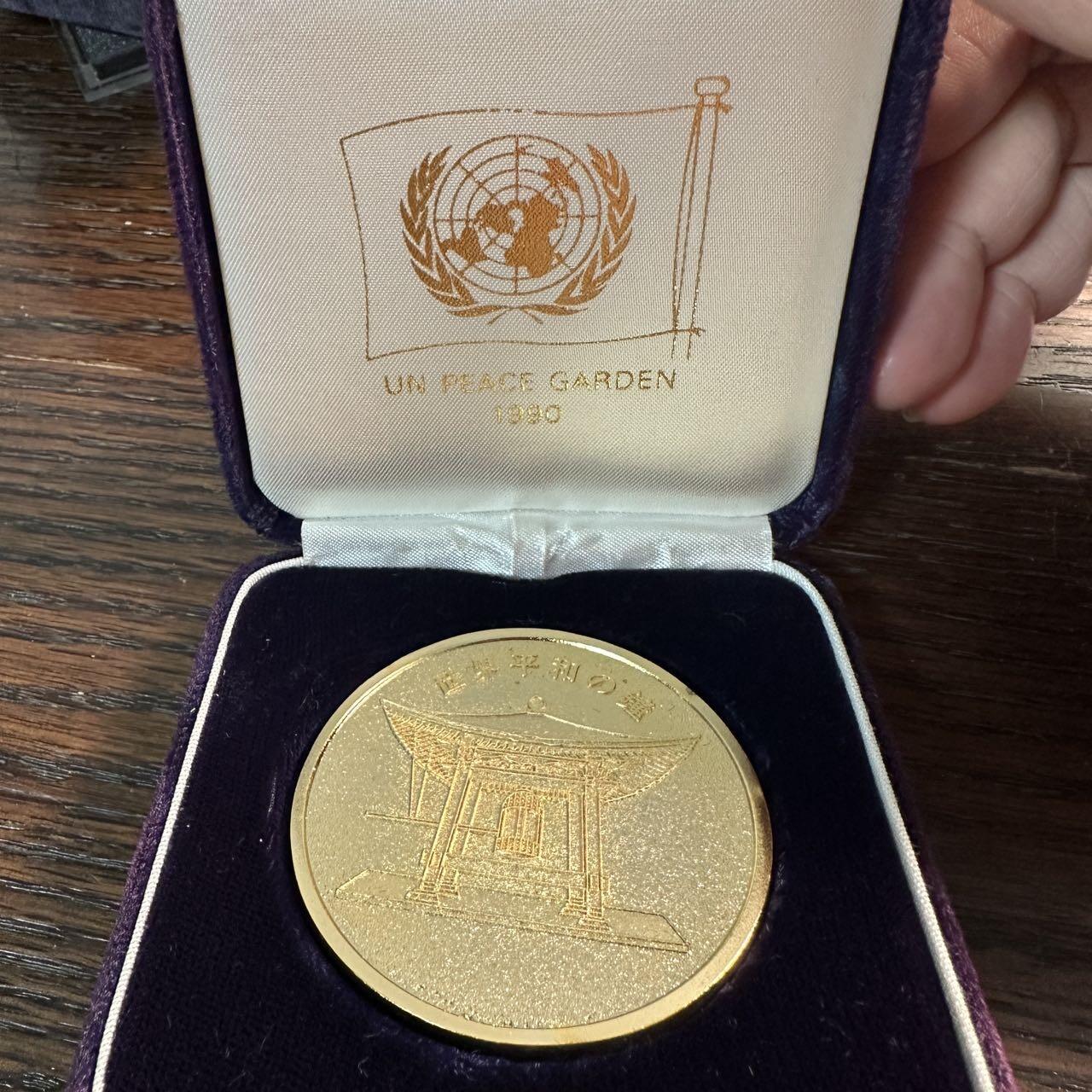 蒂克钱币-第57场 日本章 企业章拍卖  1990年发行的联合国和平花园-广岛和平之钟 镀金纪念章 57mm 62g