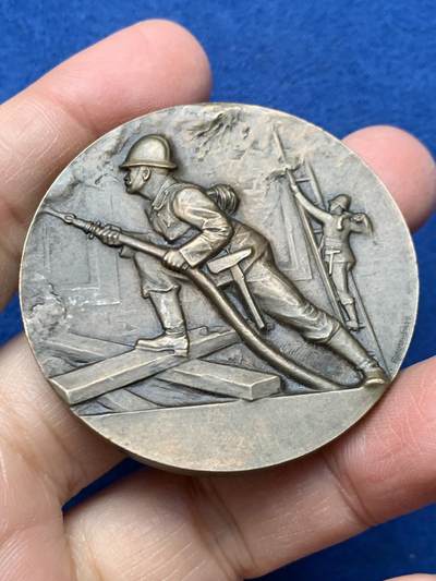 《竞宝斋》第462场 周日，周一，2场连拍 （全场包邮）欢迎送拍 - 1921年瑞士消防协会成立50周年纪念章 由雕塑家Huguenin设计制作 53.2克49.6mm