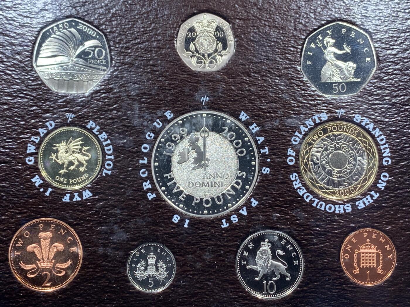 《竞宝斋》第462场 周日，周一，2场连拍 （全场包邮）欢迎送拍 英国2000年精制套币，带1枚5英镑千禧年跨年精制纪念币，1枚2英镑机械时代精制纪念币，1枚1英镑威尔士红龙精制纪念币，10枚币，盒证齐全，品相精美