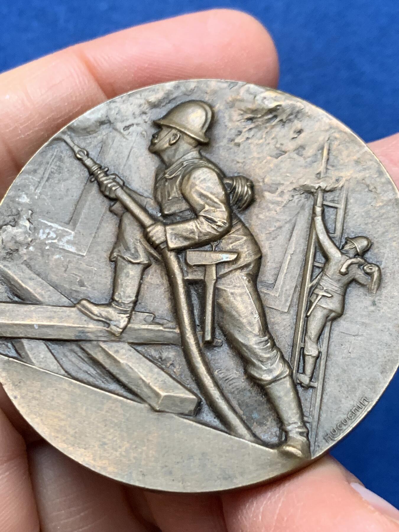 《竞宝斋》第462场 周日，周一，2场连拍 （全场包邮）欢迎送拍 1921年瑞士消防协会成立50周年纪念章 由雕塑家Huguenin设计制作 53.2克49.6mm