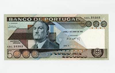 徐霞客拍卖首拍 - 	葡萄牙	P-182d 1985年5000埃斯库多	UNC- AHL34303	纸币首次采用几何抽象主义风格的流通货币，币面人物并非政治领袖或军事英雄，而是以思想影响社会的哲学家与社会学家安东尼奥·塞尔吉奥。他主张通过文化启蒙推动葡萄牙现代化转型，这种选择在欧洲纸币中极为罕见，体现了葡萄牙对人文精神的极致推崇，也让这张纸币成为“思想的载体”而非单纯的流通工具。 			
