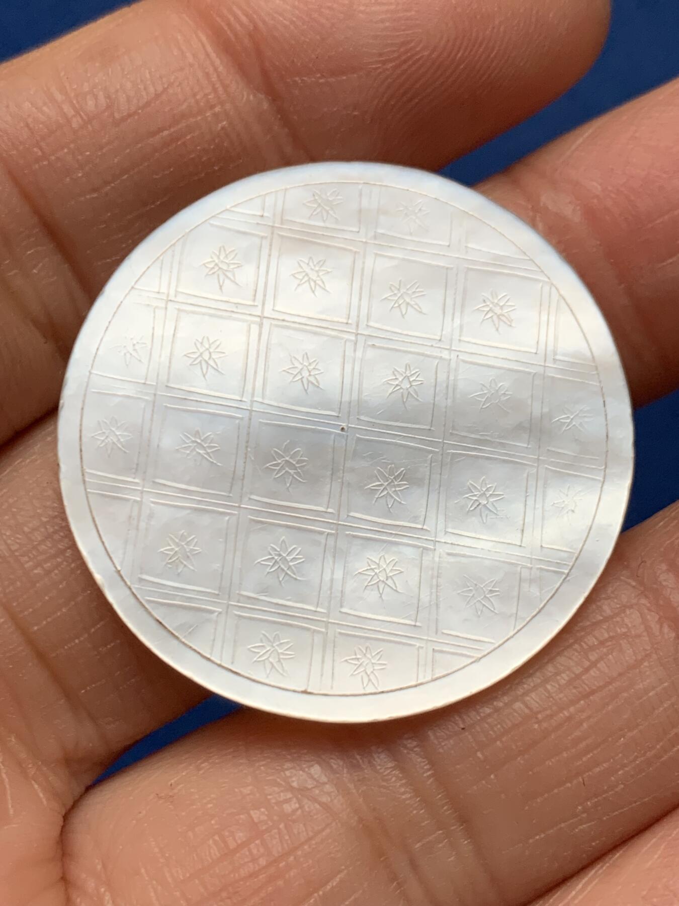 《竞宝斋》第462场 周日，周一，2场连拍 （全场包邮）欢迎送拍 英国回流 清螺钿贝母筹码或代币。手工精雕，图样中西合璧，莹光宝气，大片圆形款。