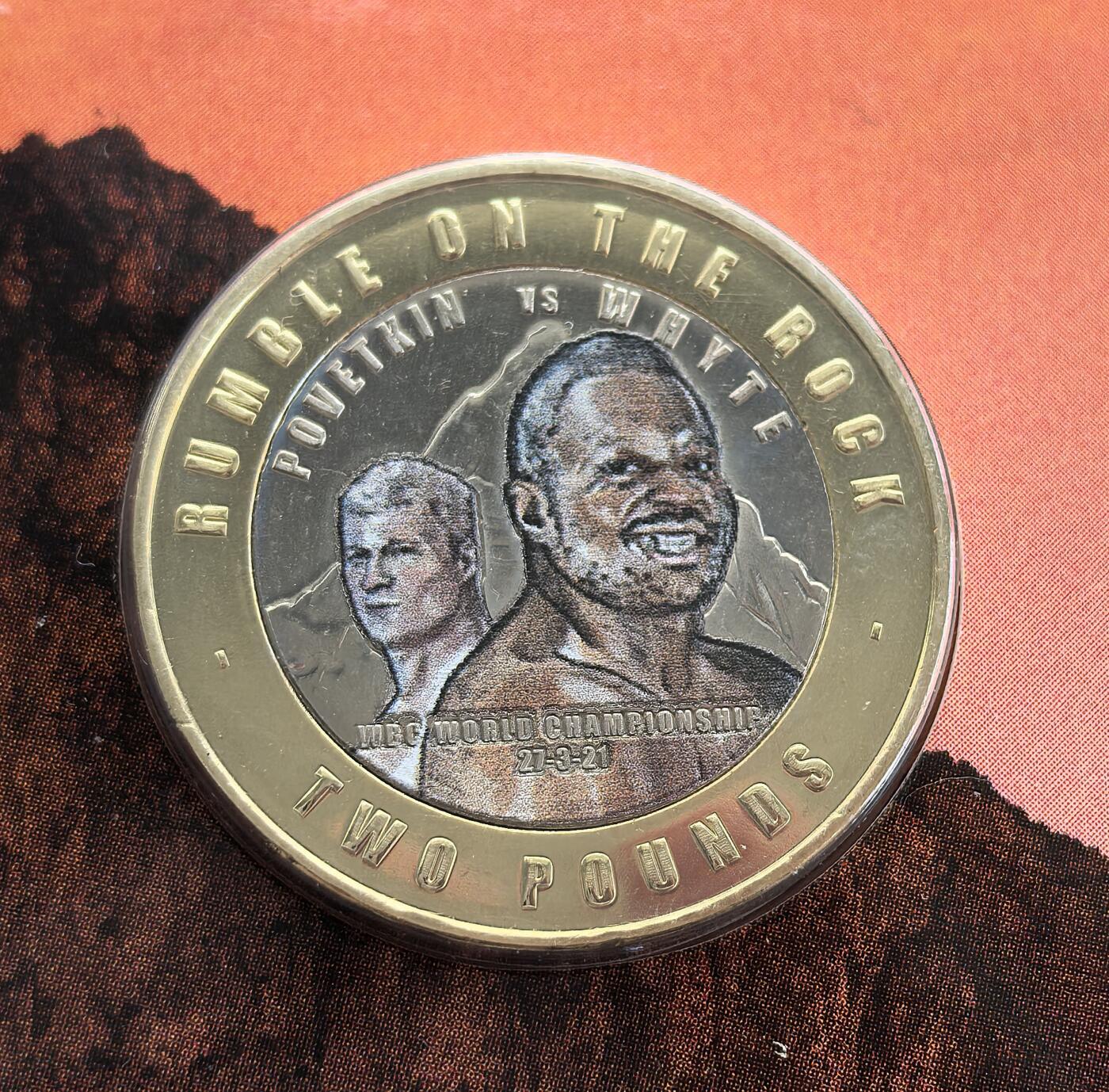 外国优质老铜币高银银币，周六九点倒数截拍，满百包邮，持续收拍 原册2021 年英属直布罗陀2 镑双色纪念币，主题为 **“岩石上的激战（Rumble on the Rock）”**—— 波维特金 VS 怀特 WBC 重量级拳王争霸赛。正面铸伊丽莎白二世头像与直布罗陀国徽，背面刻画两位拳手并标注赛事信息，属英联邦体育主题纪念币，纪念直布罗陀举办的顶级拳击赛事。