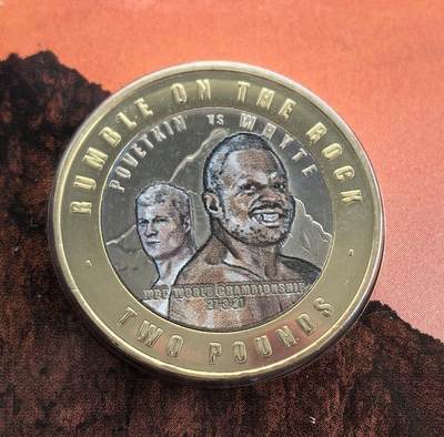 外国优质老铜币高银银币，周六九点倒数截拍，满百包邮，持续收拍 - 原册2021 年英属直布罗陀2 镑双色纪念币，主题为 **“岩石上的激战（Rumble on the Rock）”**—— 波维特金 VS 怀特 WBC 重量级拳王争霸赛。正面铸伊丽莎白二世头像与直布罗陀国徽，背面刻画两位拳手并标注赛事信息，属英联邦体育主题纪念币，纪念直布罗陀举办的顶级拳击赛事。