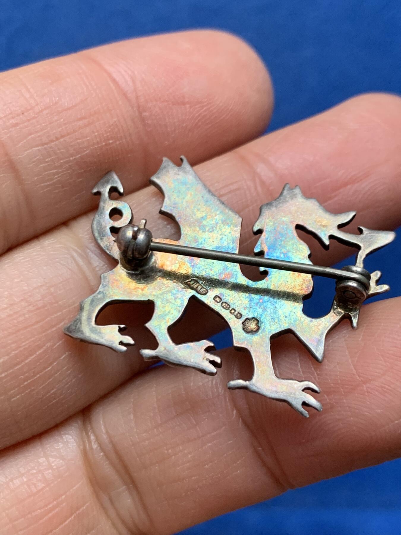 《竞宝斋》第462场 周日，周一，2场连拍 （全场包邮）欢迎送拍 红龙威尔士银质胸针 带银标 重约5.2克 长度最长处33.5mm 最宽处24mm