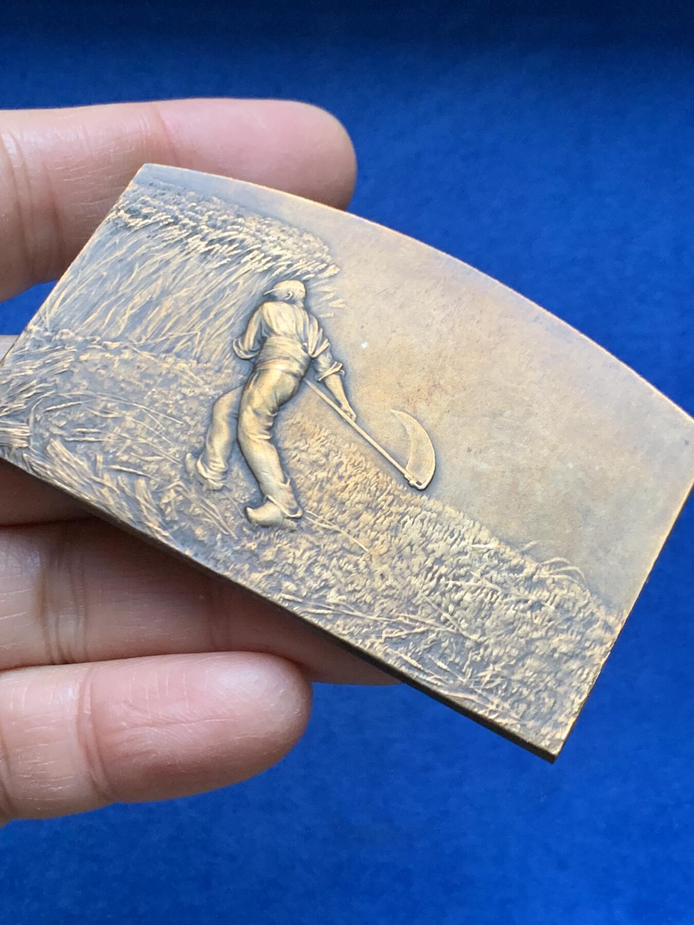 《竞宝斋》第462场 周日，周一，2场连拍 （全场包邮）欢迎送拍 法国雕刻Coudray 名作《农耕与丰收》。大规格双面高浮雕作品品相佳。直径：70mm*44mm，重约：65.8g