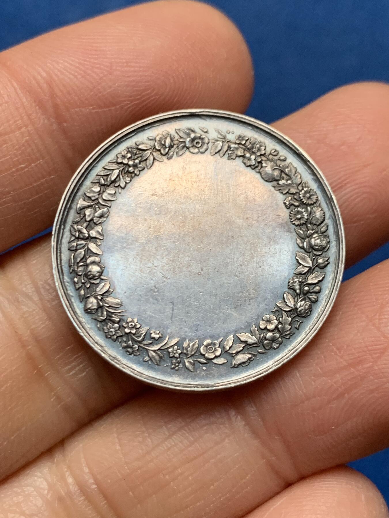 《竞宝斋》第462场 周日，周一，2场连拍 （全场包邮）欢迎送拍 法国婚礼银章 背面未刻字 10.1克 27.3mm 蜜蜂银标