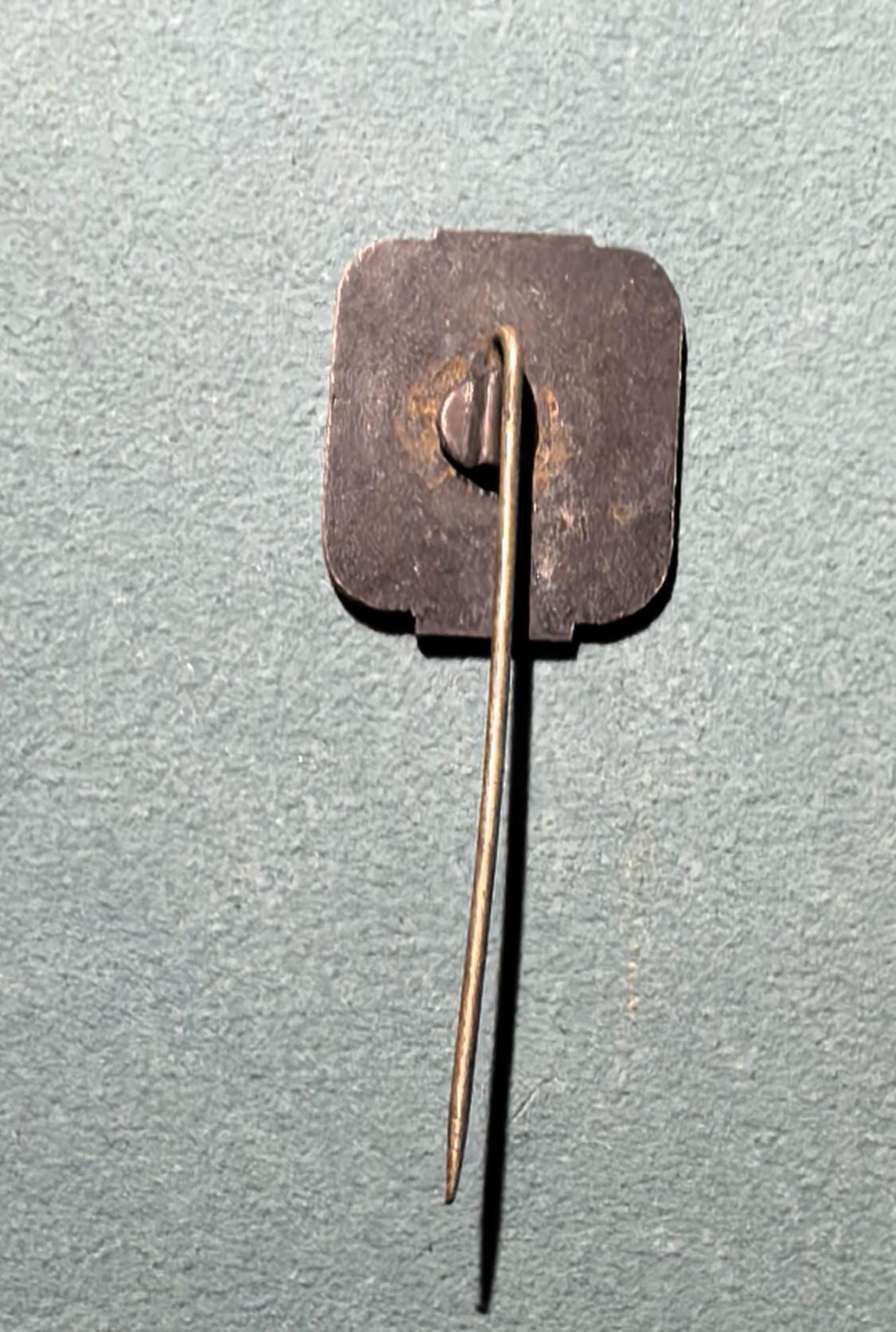 盛世勋华——号角文化勋章邮票专场拍卖第302期 波兰西里西亚军事体育俱乐部（ WKS Śląsk）成立30周年纪念别针 西里西亚军事体育俱乐部（Wojskowy Klub Sportowy Śląsk）波兰著名的综合性体育俱乐部，以足球、篮球等项目闻名