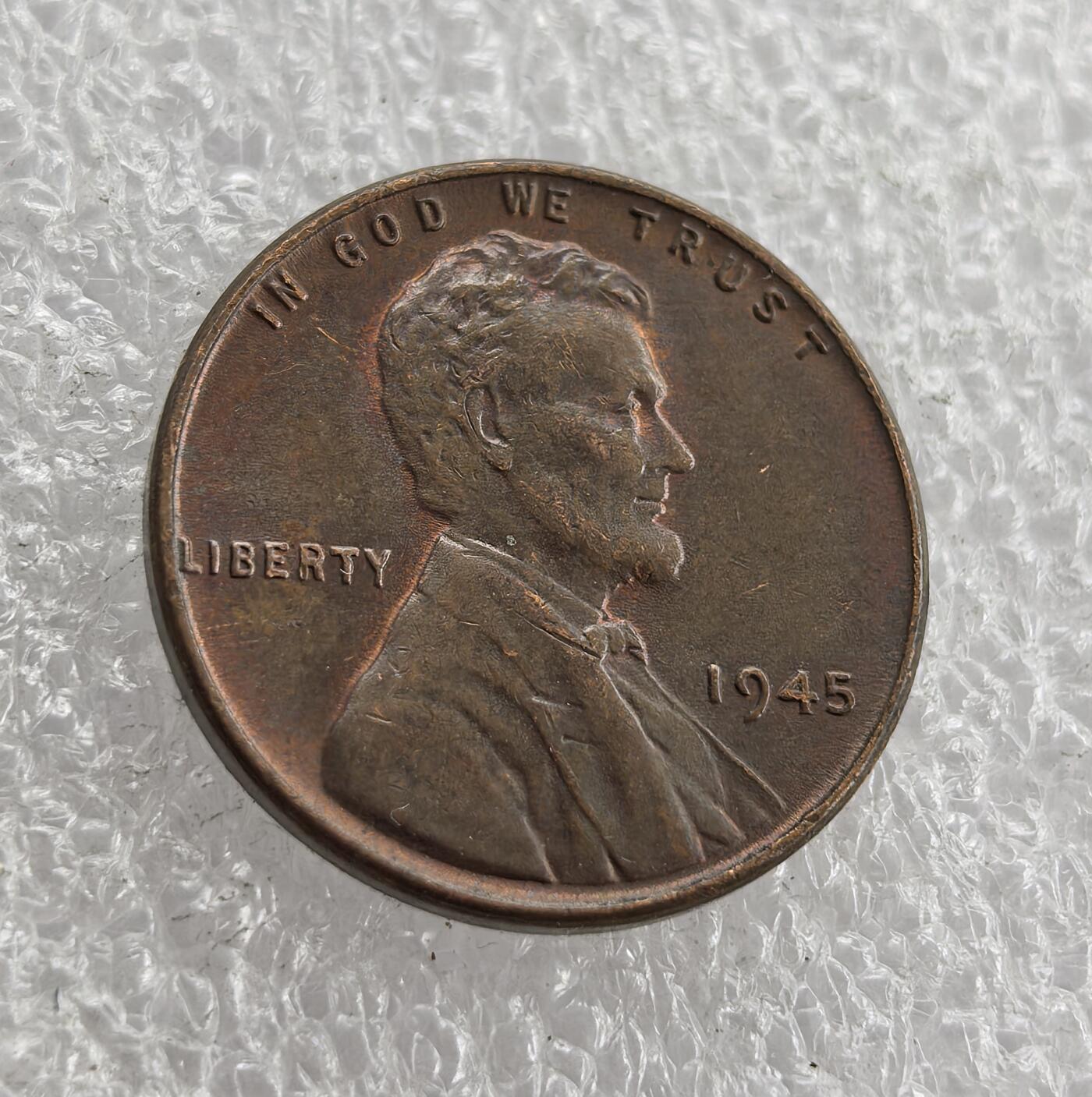 外国优质老铜币高银银币，周六九点倒数截拍，满百包邮，持续收拍 带光1945 年林肯 1 分铜币，正面铸林肯头像、“IN GOD WE TRUST” 与 “LIBERTY”，属二战胜利前夕经典麦穗版，见证战时货币史，包浆自然醇厚、品相完整，是美国分币收藏中兼具历史纪念与收藏价值的佳品。