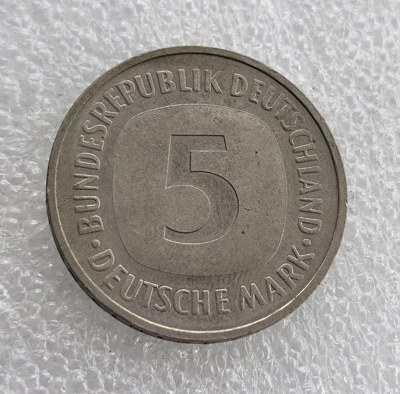 外国优质老铜币高银银币，周六九点倒数截拍，满百包邮，持续收拍 西德1991 年 5 马克镍币，正面铸面值与联邦德国国名，背面饰经典联邦鹰图案并带 F 版标识。1991 年为两德统一后首年，设计简约大气，品相完整，见证德国统一历史，是欧洲货币收藏的精品，历史与收藏价值兼具。