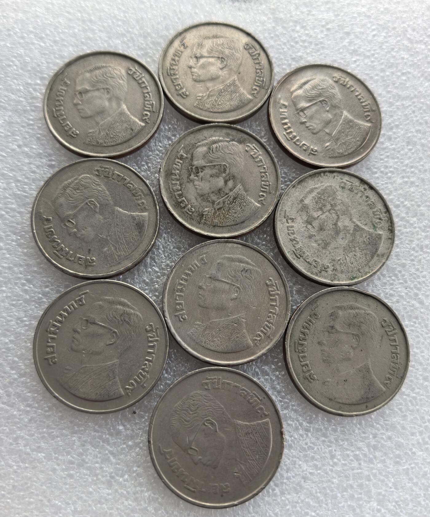 外国优质老铜币高银银币，周六九点倒数截拍，满百包邮，持续收拍 泰国拉玛九世（普密蓬・阿杜德）5泰铢大币，正面为国王侧面像，背面是泰国国徽（迦楼罗神鸟驮那莱王），币面铸泰文 “รัฐบาลไทย”（泰国政府），属泰国经典流通辅币，是东南亚钱币收藏的基础品种。