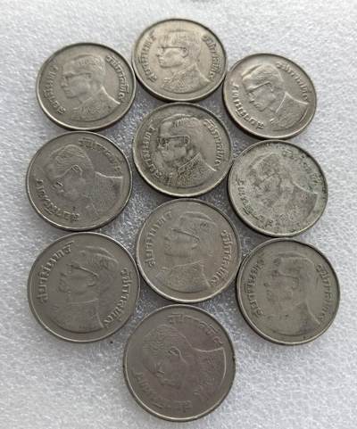 外国优质老铜币高银银币，周六九点倒数截拍，满百包邮，持续收拍 - 泰国拉玛九世（普密蓬・阿杜德）5泰铢大币，正面为国王侧面像，背面是泰国国徽（迦楼罗神鸟驮那莱王），币面铸泰文 “รัฐบาลไทย”（泰国政府），属泰国经典流通辅币，是东南亚钱币收藏的基础品种。
