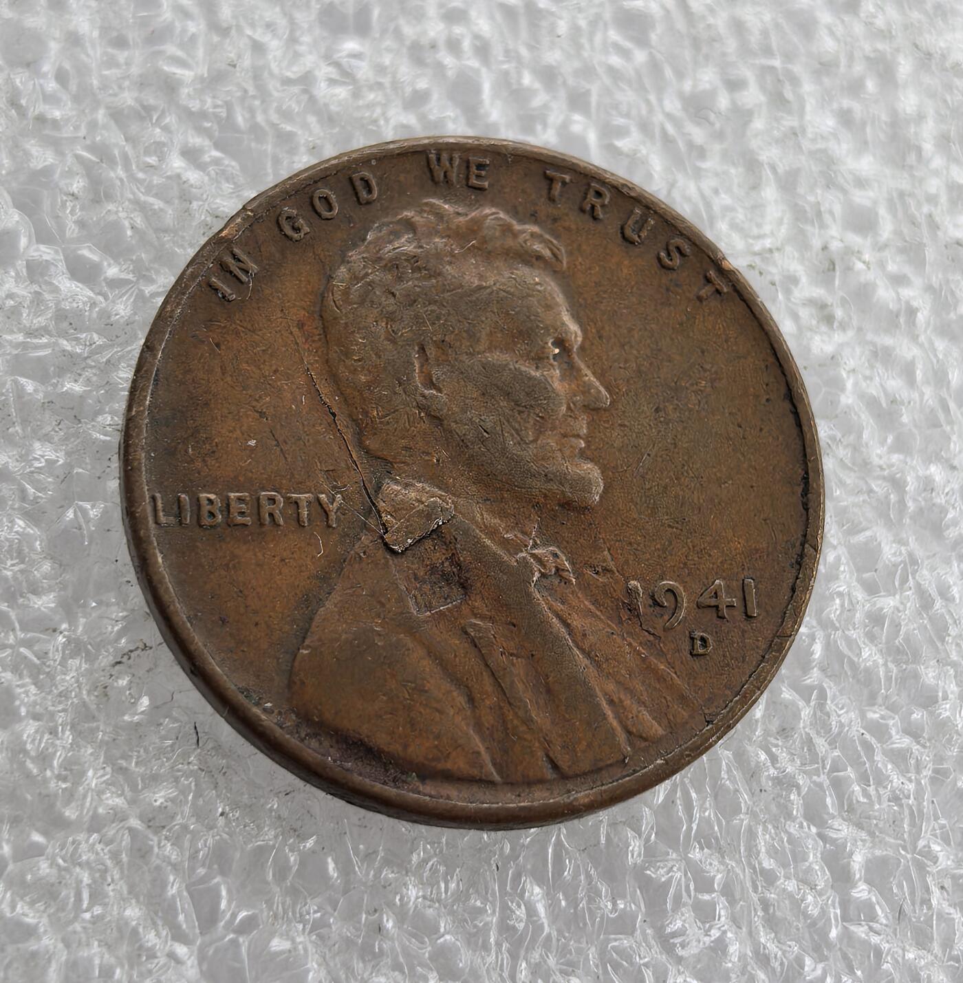 外国优质老铜币高银银币，周六九点倒数截拍，满百包邮，持续收拍 美国1941-D 版林肯 1 分铜币，D 版（丹佛造币厂）标识清晰，正面铸林肯头像、“IN GOD WE TRUST” 与 “LIBERTY”，属二战爆发前夕经典麦穗版，包浆自然醇厚、品相完整，是美国战时货币收藏的特色品种，历史与收藏价值兼具。