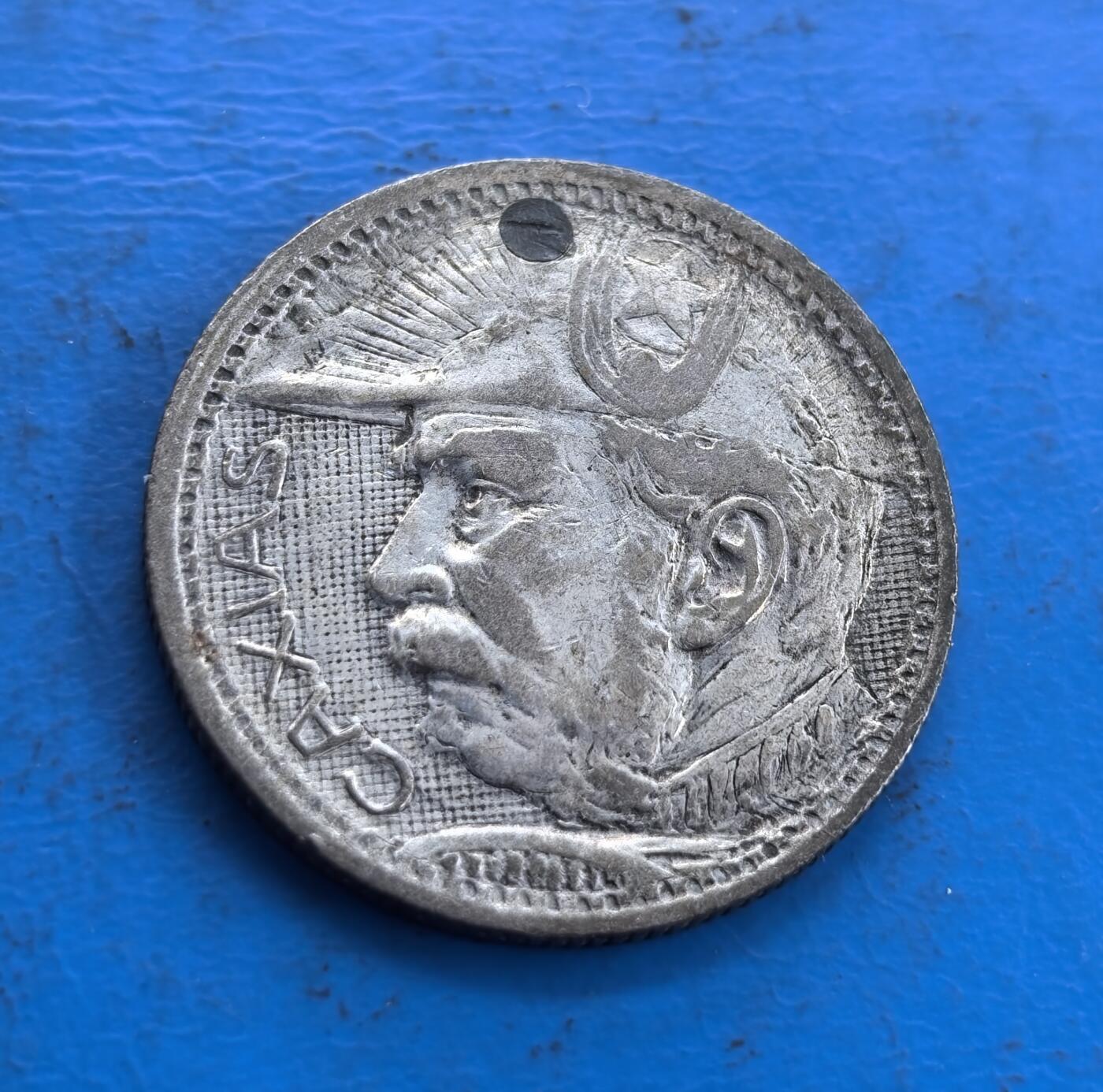 外国优质老铜币高银银币，周六九点倒数截拍，满百包邮，持续收拍 巴西 1935 年2000 瑞斯银币，正面卡夏斯头像雕刻传神，面部细节与星徽光芒纹搭配生动；背面十字剑居中，面值、国名与年份环绕，线条简洁有力，金属质感古朴，兼具南美钱币的粗犷与工艺精致感。