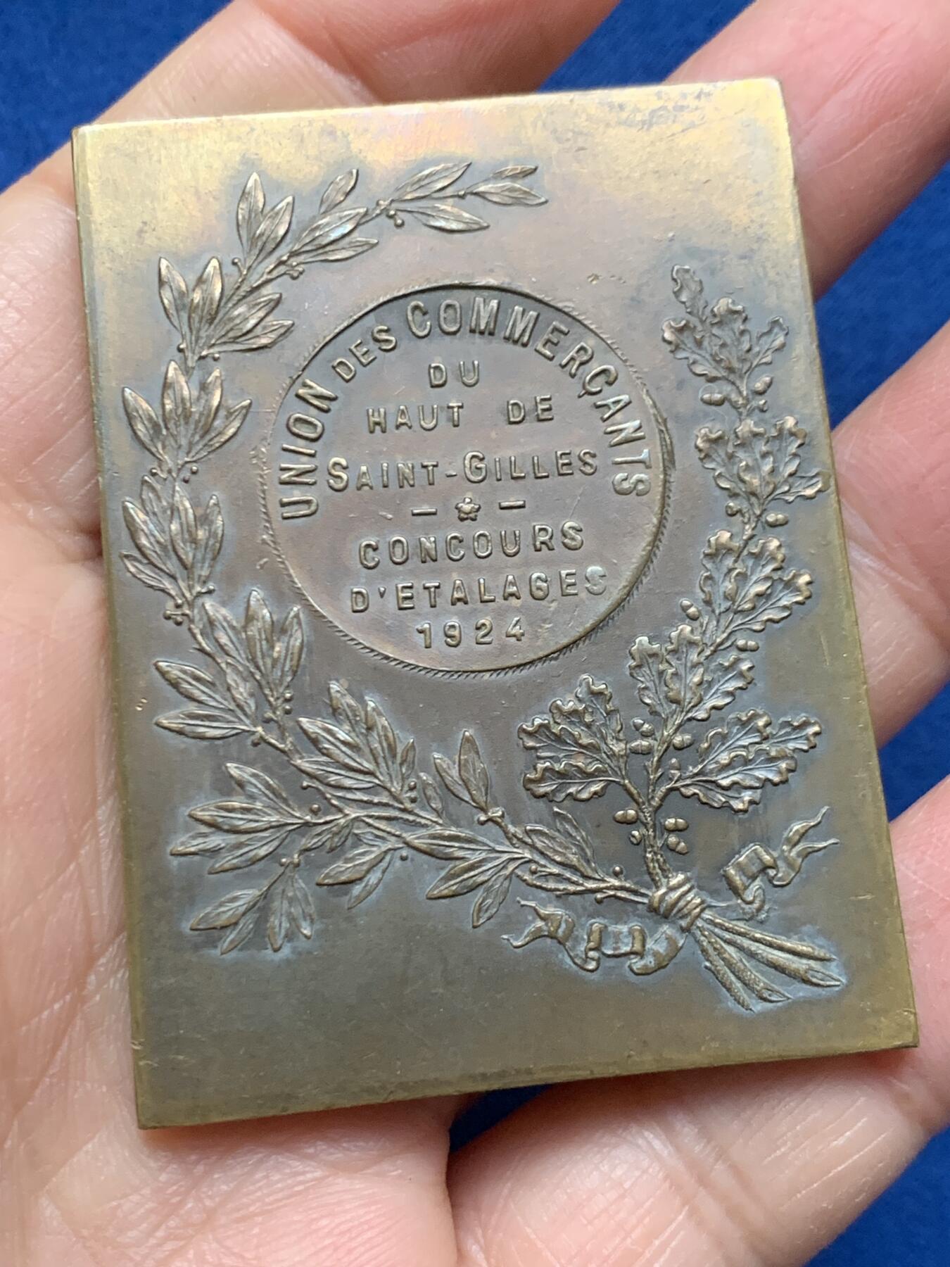 《竞宝斋》第462场 周日，周一，2场连拍 （全场包邮）欢迎送拍 1924年比利时火炬女神《寻找光明》方形纪念大铜章 美术设计比赛一等奖章 双面老彩包浆 61.6*45.3mm 重约64.7g 女神身姿妙曼 手举火炬 身披薄纱 让人伶爱 稀罕品种