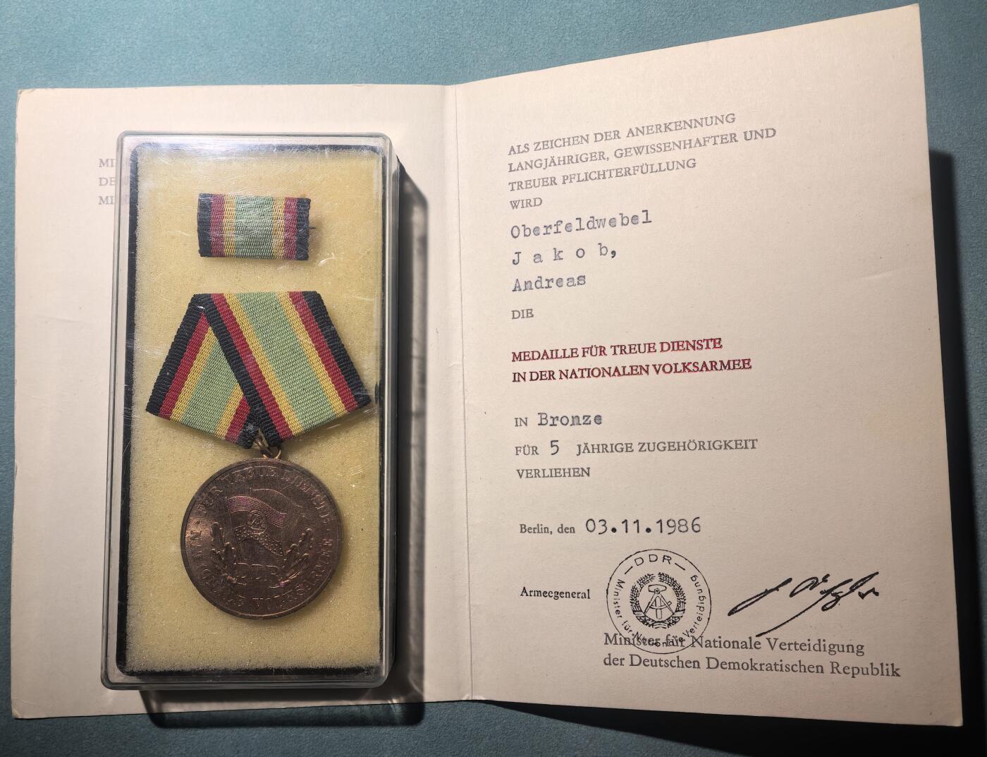 盛世勋华——号角文化勋章邮票专场拍卖第302期 东德铜级5年人民军忠诚服役奖章 带原盒带略 带实发证书 1986年授予