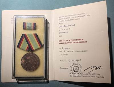 盛世勋华——号角文化勋章邮票专场拍卖第302期 - 东德铜级5年人民军忠诚服役奖章 带原盒带略 带实发证书 1986年授予