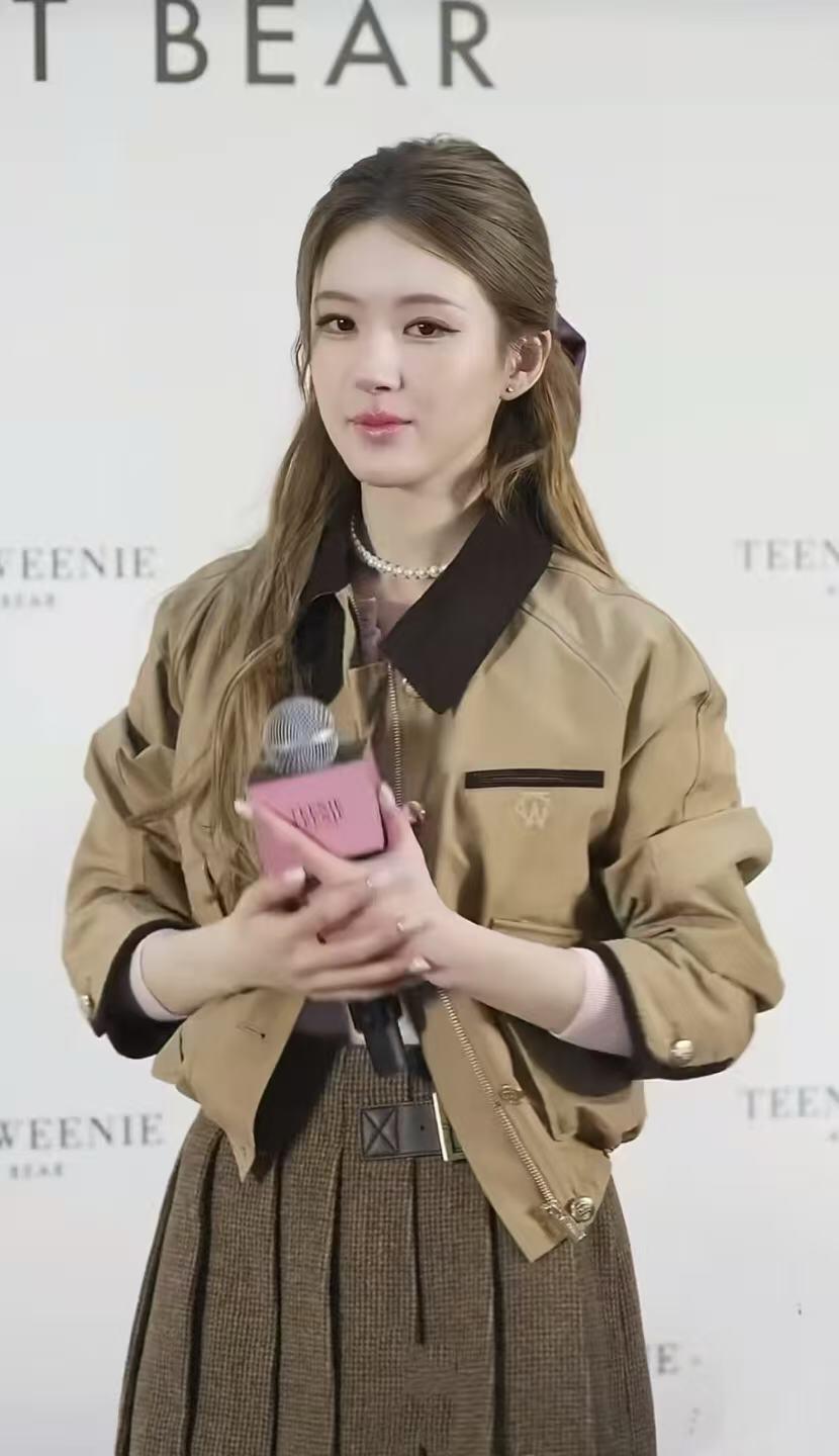 零元拍：赵露思亲笔签名韩国依恋集团旗下最热少女线品牌TeenieWeenie官方礼盒！仅有盒子呦，不含里面小熊，总共就抽了不到30个，喜欢露露的朋友且拍且珍惜啦~