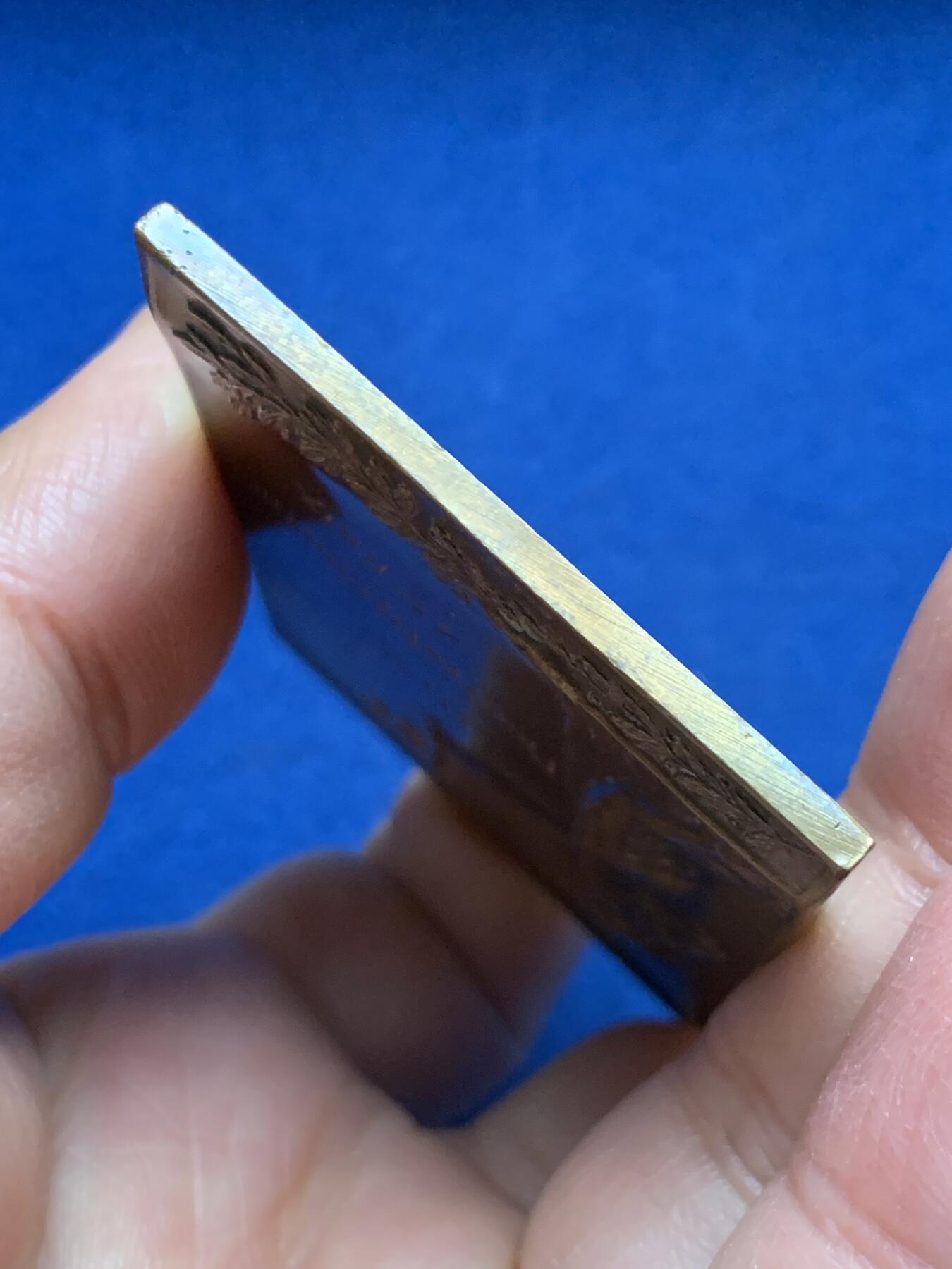 《竞宝斋》第462场 周日，周一，2场连拍 （全场包邮）欢迎送拍 1924年比利时火炬女神《寻找光明》方形纪念大铜章 美术设计比赛一等奖章 双面老彩包浆 61.6*45.3mm 重约64.7g 女神身姿妙曼 手举火炬 身披薄纱 让人伶爱 稀罕品种