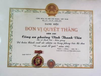 韵星假日拍卖第三十八期 -- Rimey Holidays Auction 38 - 越南社会主义共和国为国安服务奖状带胡志明服务奖章（国安，公安，军队人员） 品相很好 少见实发 