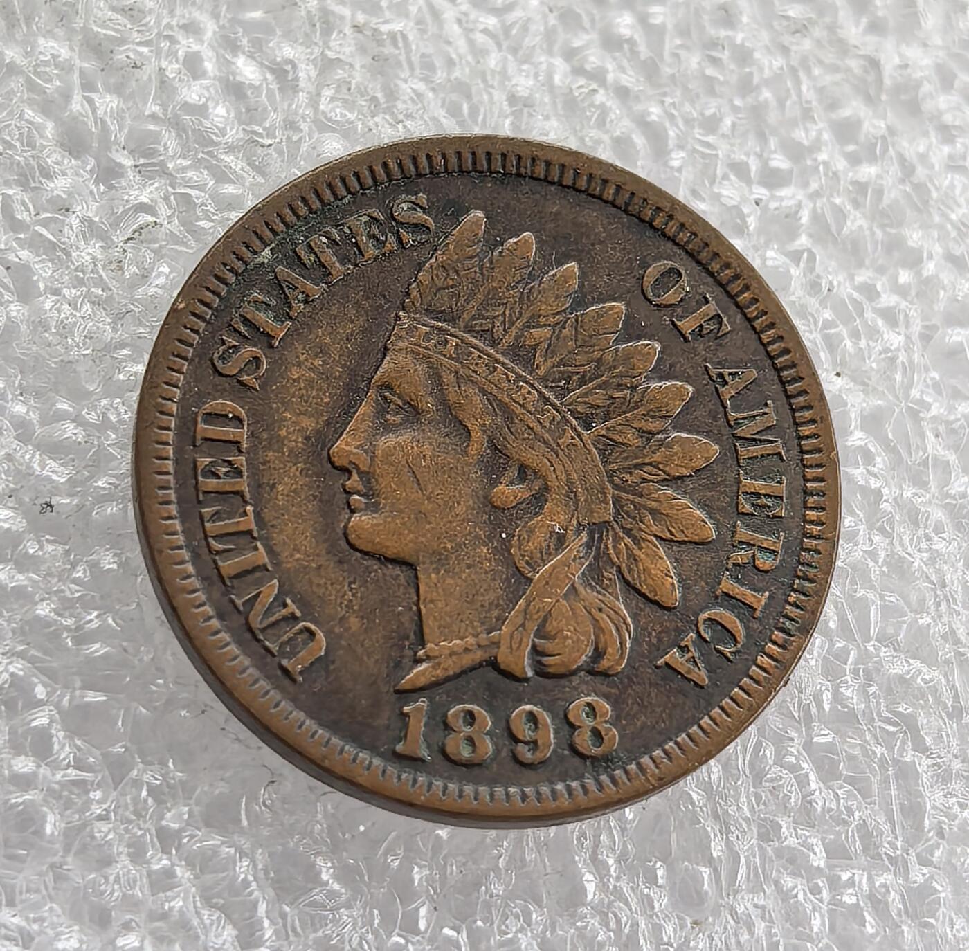 外国优质老铜币高银银币，周六九点倒数截拍，满百包邮，持续收拍 美品美国1898 年印第安人 1 分铜币，正面铸印第安人头像与国名，背面盾牌配麦穗环绕 “ONE CENT”，是美国分币早期经典款，百年包浆醇厚、品相完整，历史底蕴浓郁，是入门收藏的优选佳品。