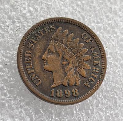 外国优质老铜币高银银币，周六九点倒数截拍，满百包邮，持续收拍 - 美品美国1898 年印第安人 1 分铜币，正面铸印第安人头像与国名，背面盾牌配麦穗环绕 “ONE CENT”，是美国分币早期经典款，百年包浆醇厚、品相完整，历史底蕴浓郁，是入门收藏的优选佳品。