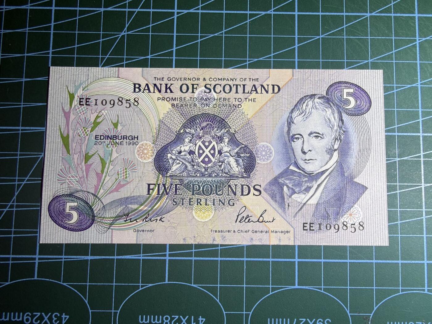 【炜奕收藏】，第五十八期，英属第三场 1990年苏格兰银行5镑，UNC品相，号码无347，轻微拖墨