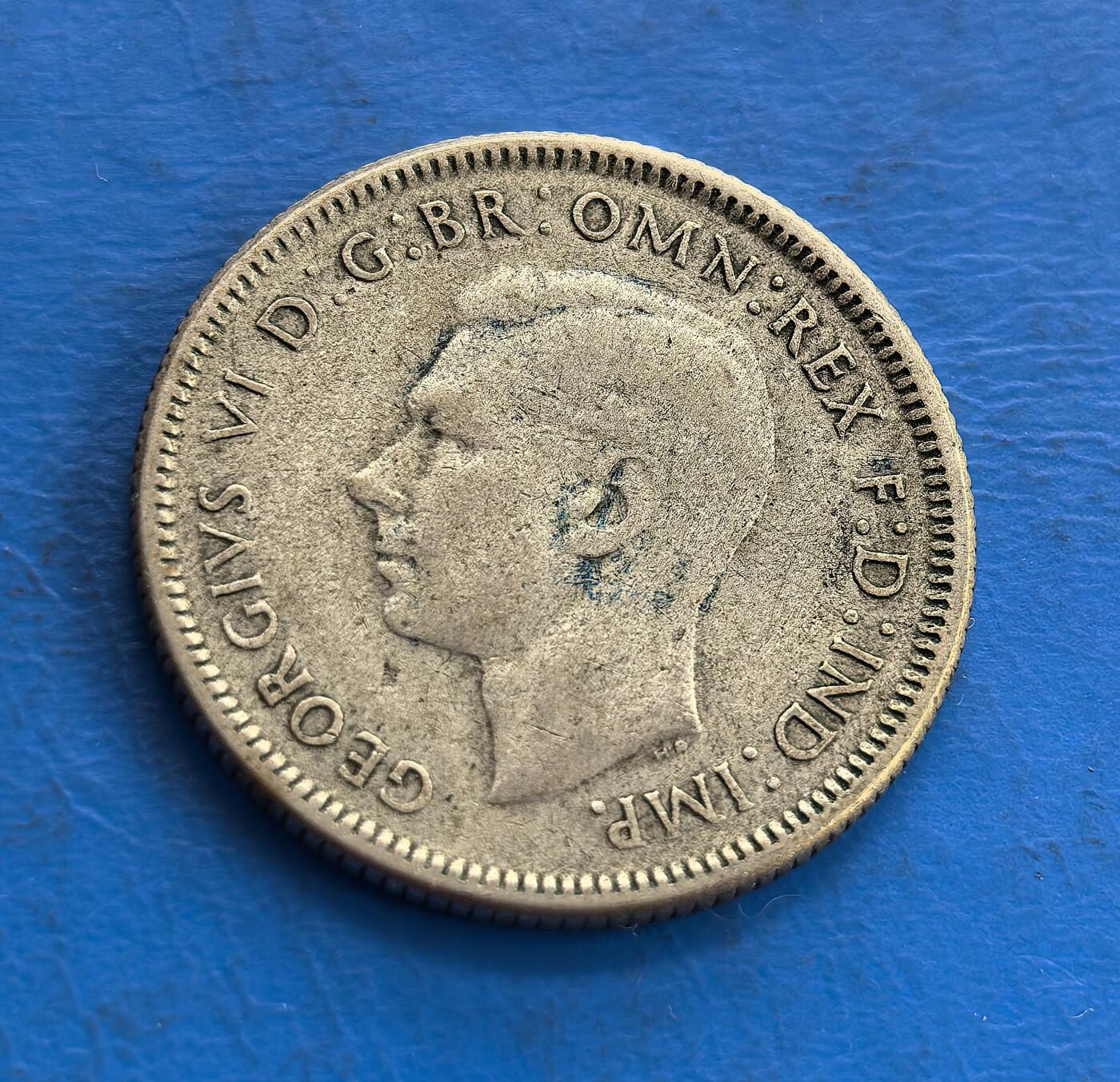 外国优质老铜币高银银币，周六九点倒数截拍，满百包邮，持续收拍 澳大利亚1946年1先令银币，正面为乔治六世国王侧面像，铭文彰显其君主身份；背面是澳洲原住民风格的蛇形图腾，搭配星纹与纪年，兼具英国殖民印记与本土文化特色，是二战后澳大利亚货币的典型代表。