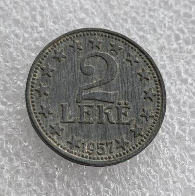 外国优质老铜币高银银币，周六九点倒数截拍，满百包邮，持续收拍 - 阿尔巴尼亚 1957 年2 列克锌币，正面铸双鹰国徽与国名，背面星圈环绕面值及年份，设计庄重典雅。锌币材质少见，包浆自然、品相完整，是东欧小众货币收藏的特色佳品，历史与收藏价值兼具。