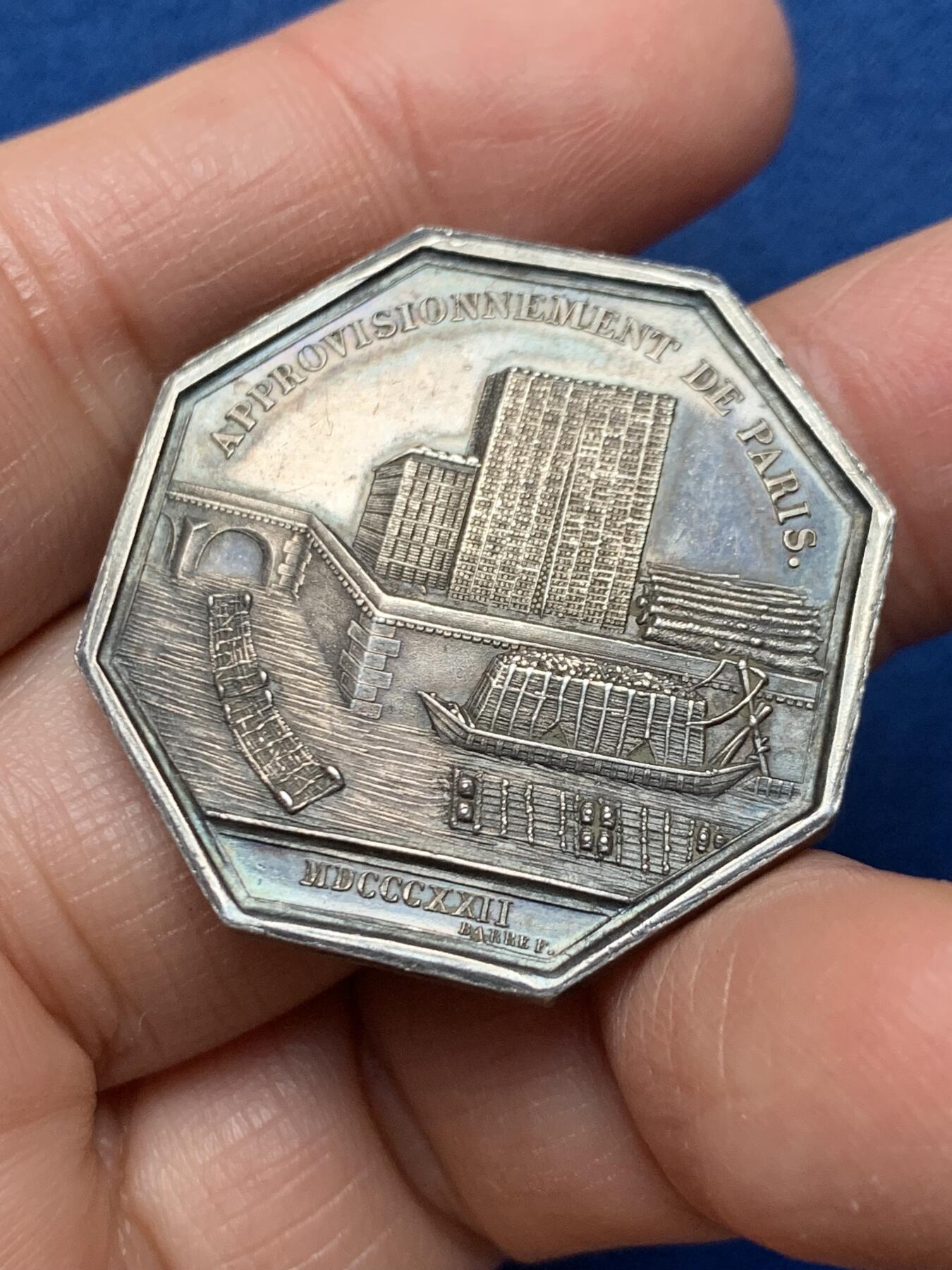 《竞宝斋》第462场 周日，周一，2场连拍 （全场包邮）欢迎送拍 法国1843年巴黎供应三家企业会议（烧木炭，水木炭，木材）八角银质代币，33.4MM，17.67克，手指银标边铭，稀少图案