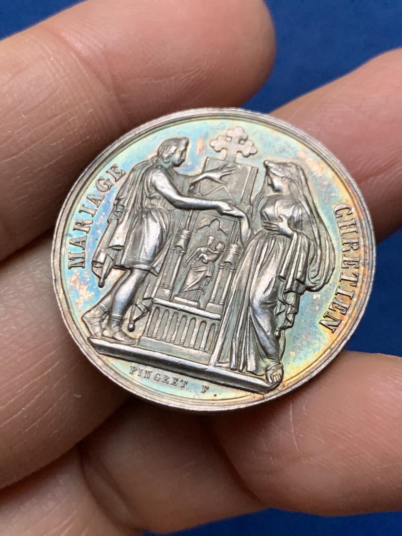 《竞宝斋》第462场 周日，周一，2场连拍 （全场包邮）欢迎送拍 法国1866年结婚纪念银章，30.2mm，11.8克，蜜蜂边铭，五彩包浆。