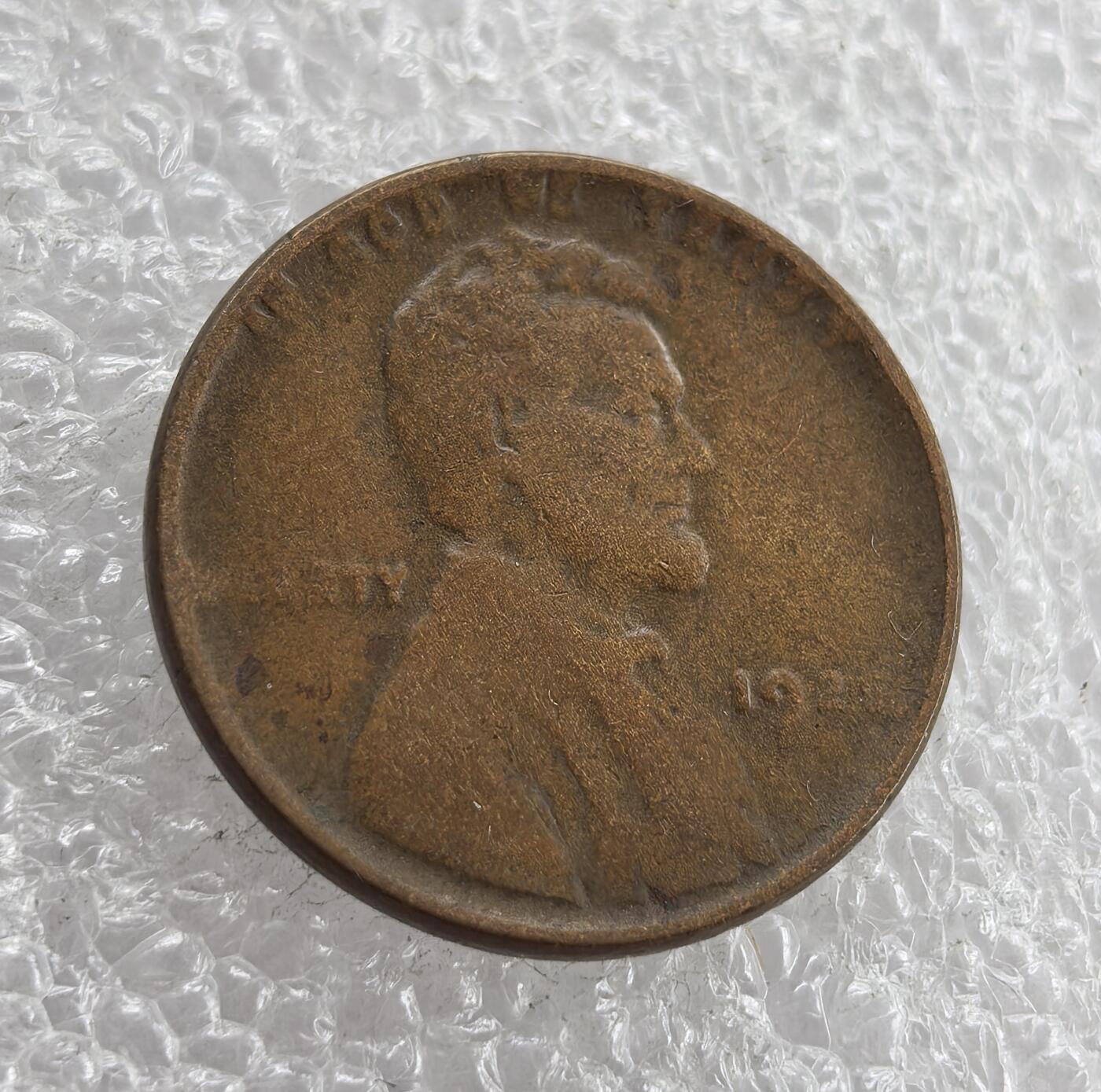 外国优质老铜币高银银币，周六九点倒数截拍，满百包邮，持续收拍 美国1925 年林肯 1 分铜币，正面铸林肯头像、“IN GOD WE TRUST” 与 “LIBERTY”，背面麦穗环绕面值及国名，百年麦穗版经典款，包浆自然醇厚、品相完整，是美国早期分币收藏入门佳选，兼具历史纪念与收藏价值。